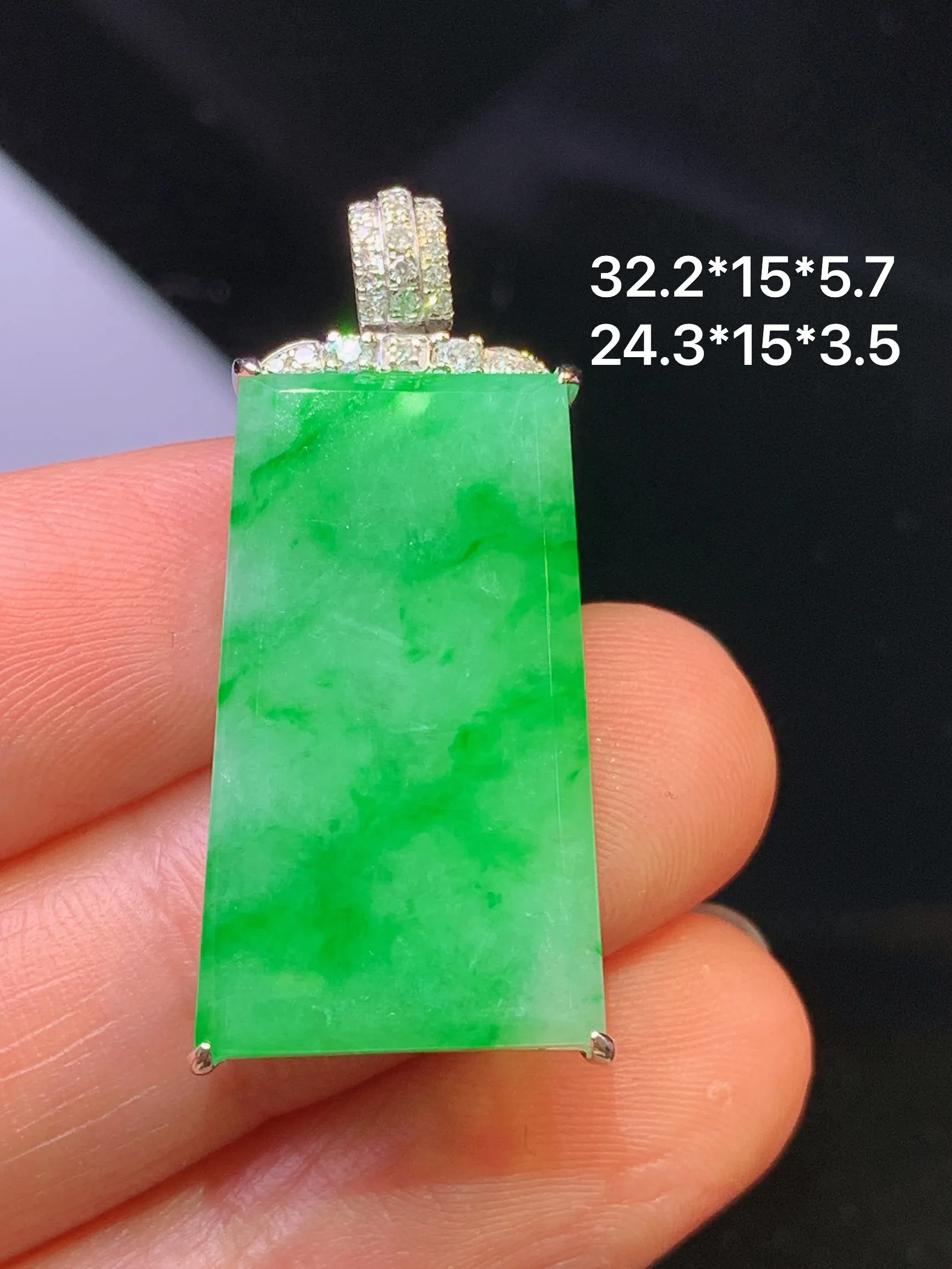 18k金钻镶嵌翠绿无事牌吊坠 玉质细腻 色泽清新艳丽 整体尺寸32.2*15*5.7
