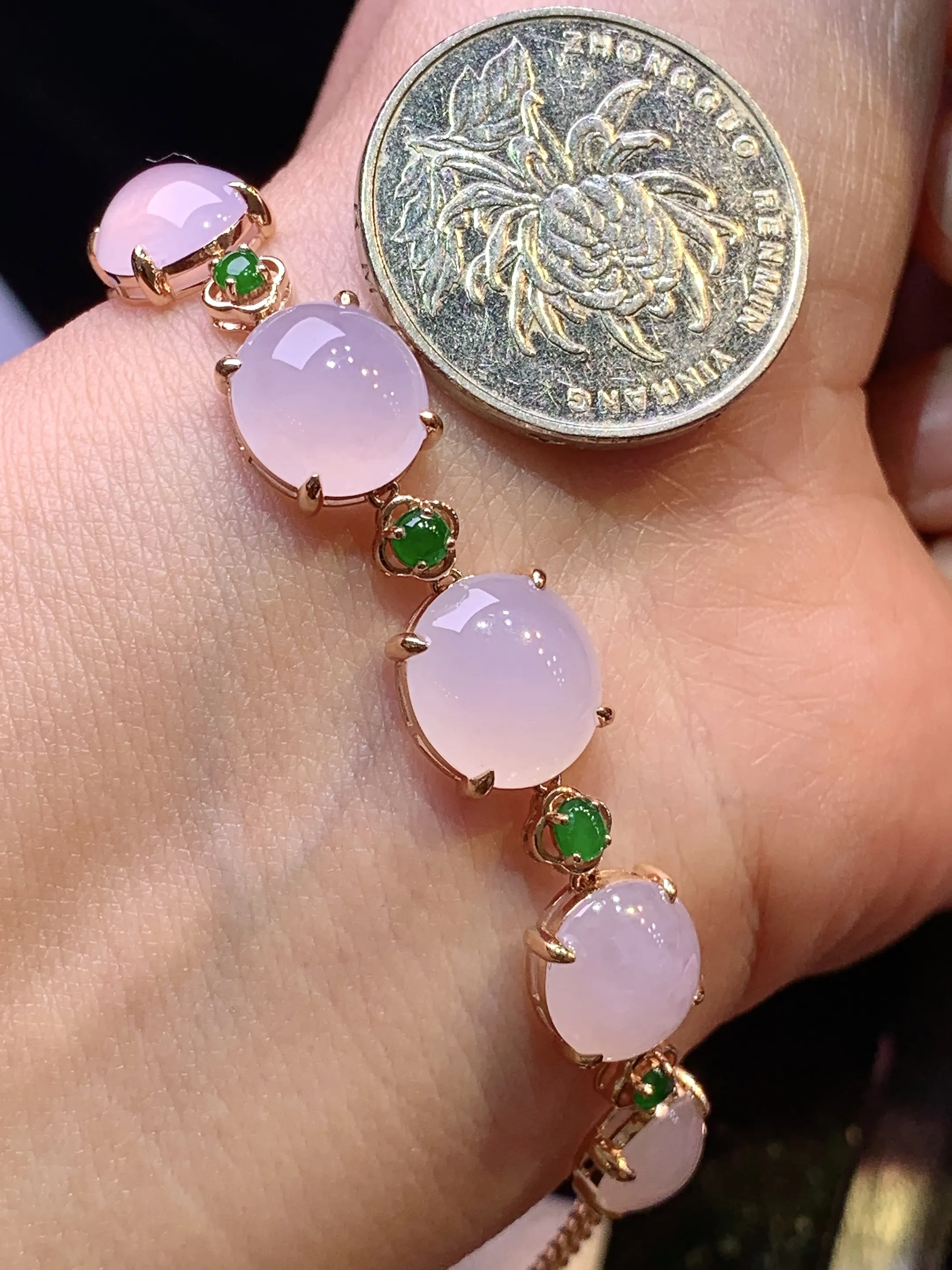 18k金镶嵌粉紫罗兰蛋面手链 玉质细腻 色泽清新艳丽 整体尺寸76*10.6*5.8