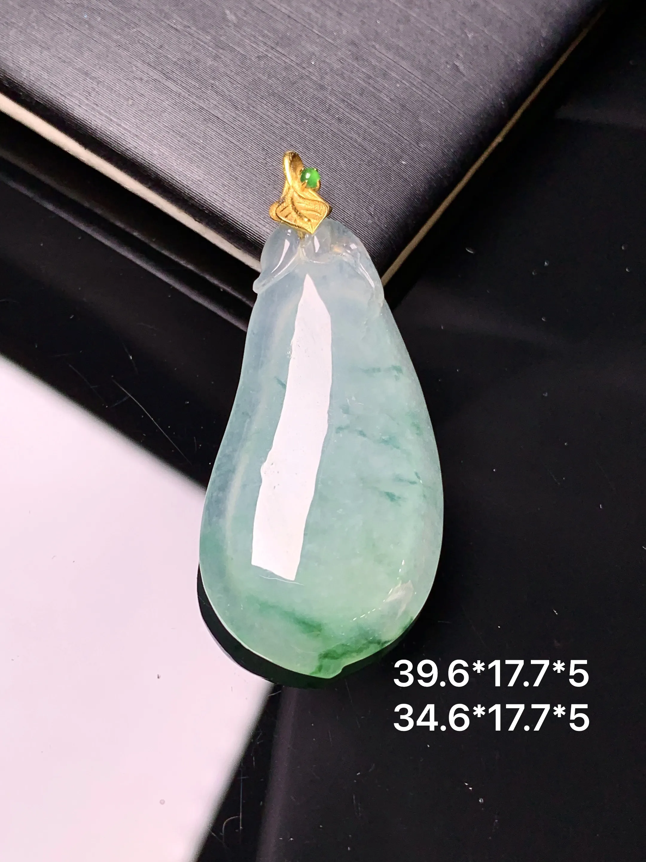 18k金镶嵌飘绿福瓜吊坠 玉质细腻 色泽清新艳丽 整体尺寸39.6*17.7*5