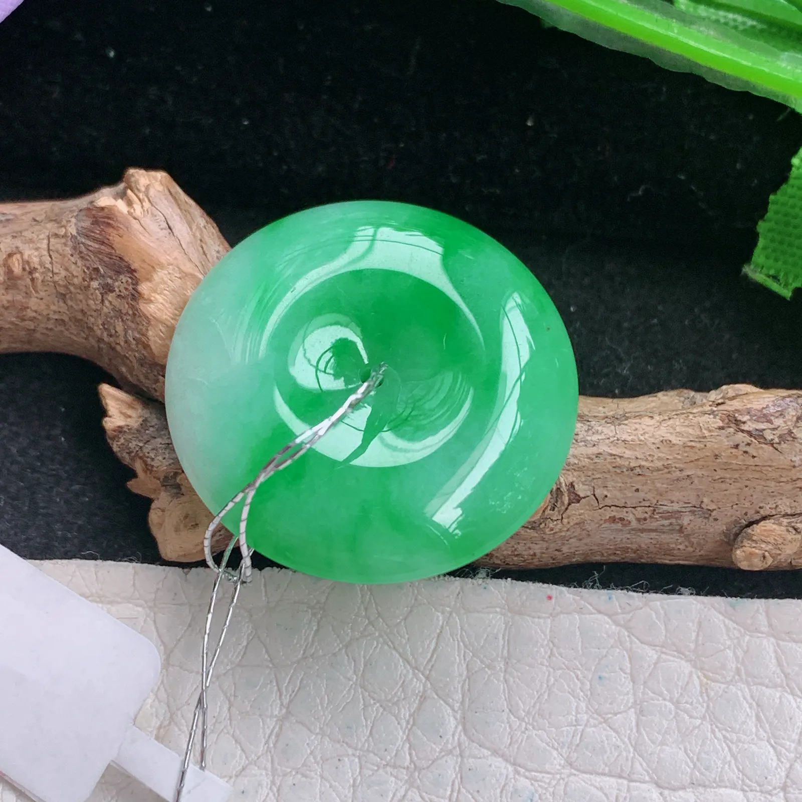 qxm实拍24.5*5.5缅甸翡翠精雕胶感饱满辣绿平安扣玉吊坠 玉挂件