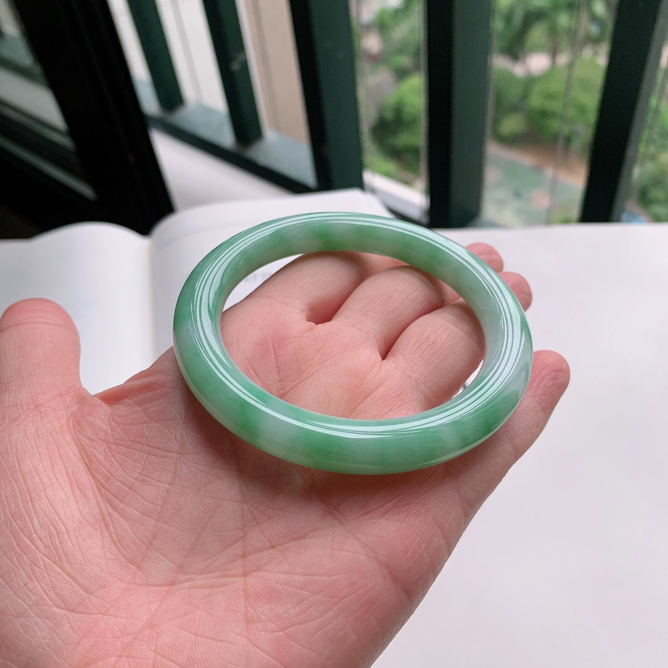 圆条57圈口，天然A货翡翠冰糯种水润飘绿玉手镯，水润秀丽，飘花灵动，种水十足，视觉甜美可人，恰到好处的美，十分高雅耐看，条形优美，上手优雅大方。54.19