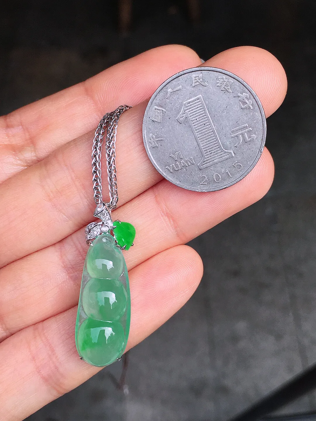 冰绿福豆吊坠，色泽均匀艳丽，玉质细腻，荧光感超
强，饱满圆润，尽显优雅气质，18k
金豪华镶嵌