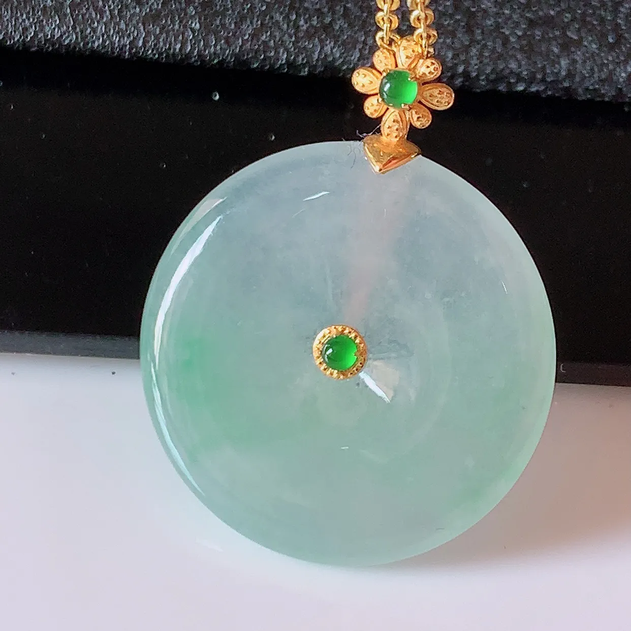18K金镶嵌冰种飘绿翡翠平安扣吊坠，平安是福；翠色灵动，很美的料子，平安扣佩戴优雅迷人！#41.25整体30.5-24-5.2裸石24-24