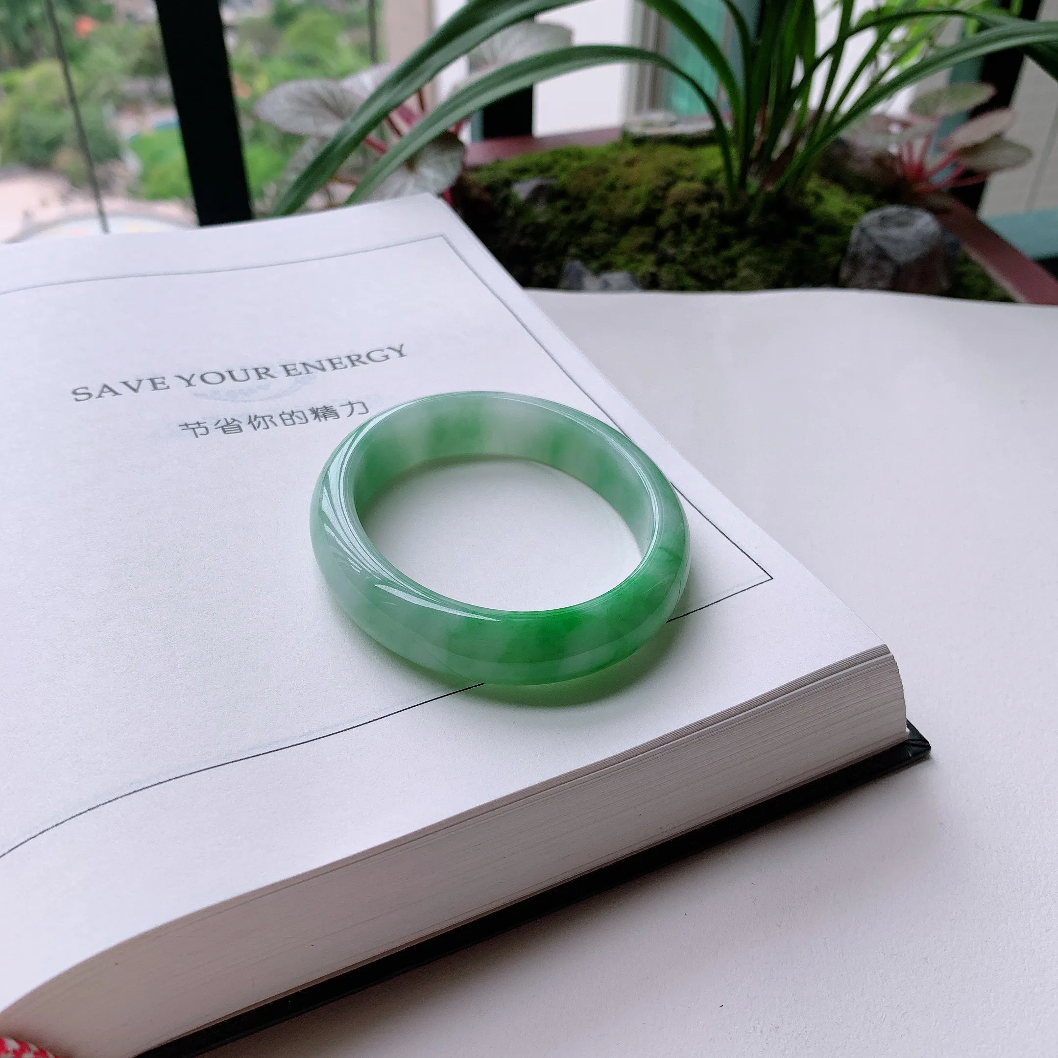 贵妃56圈口，天然A货翡翠冰糯种水润飘绿玉手镯，水润秀丽，飘花灵动，种水十足，视觉甜美可人，恰到好处的美，十分高雅耐看，条形优美，上手优雅大方。48.70