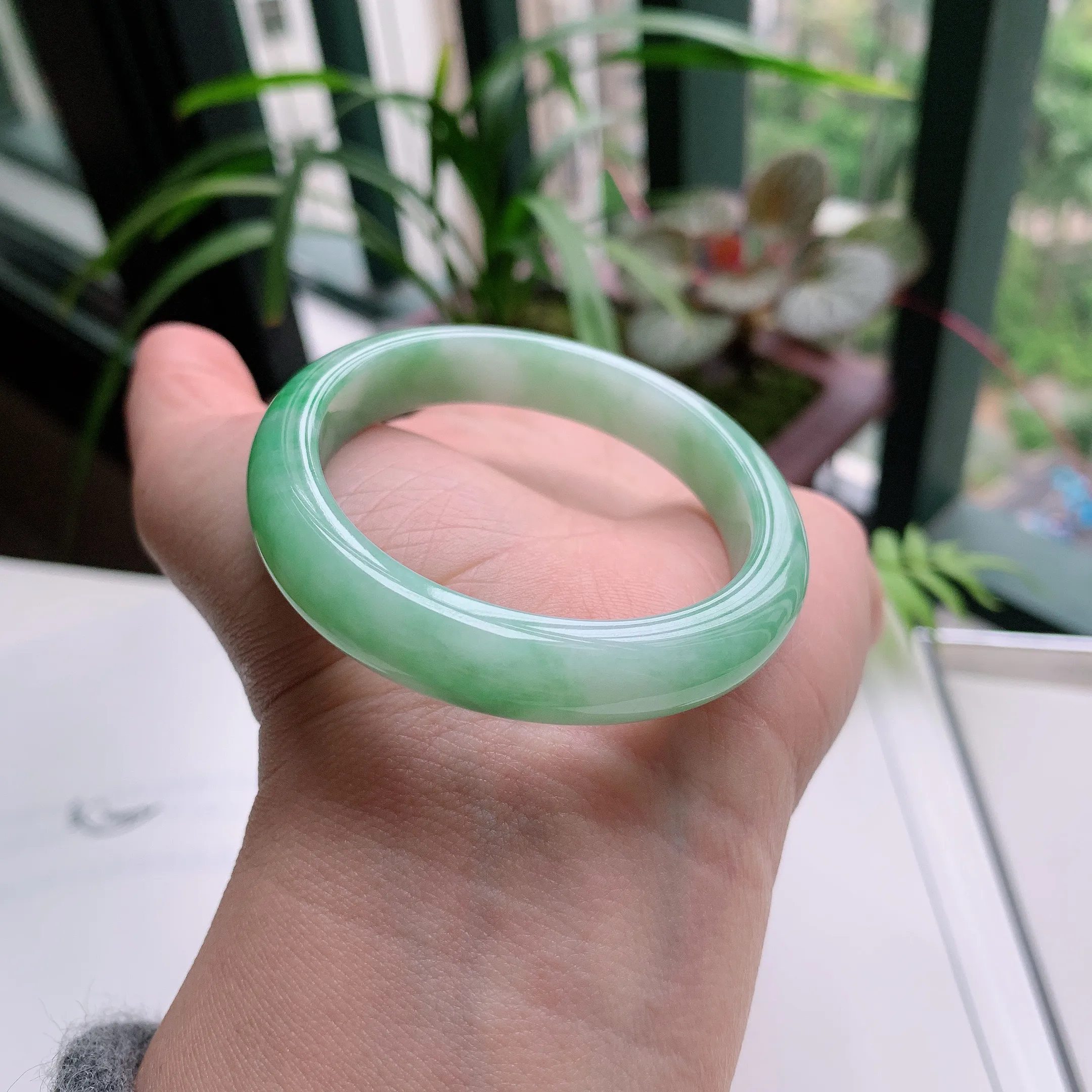 贵妃53圈口，天然A货翡翠冰糯种水润飘绿玉手镯，水润秀丽，飘花灵动，种水十足，视觉甜美可人，恰到好处的美，十分高雅耐看，条形优美，上手优雅大方。33.99