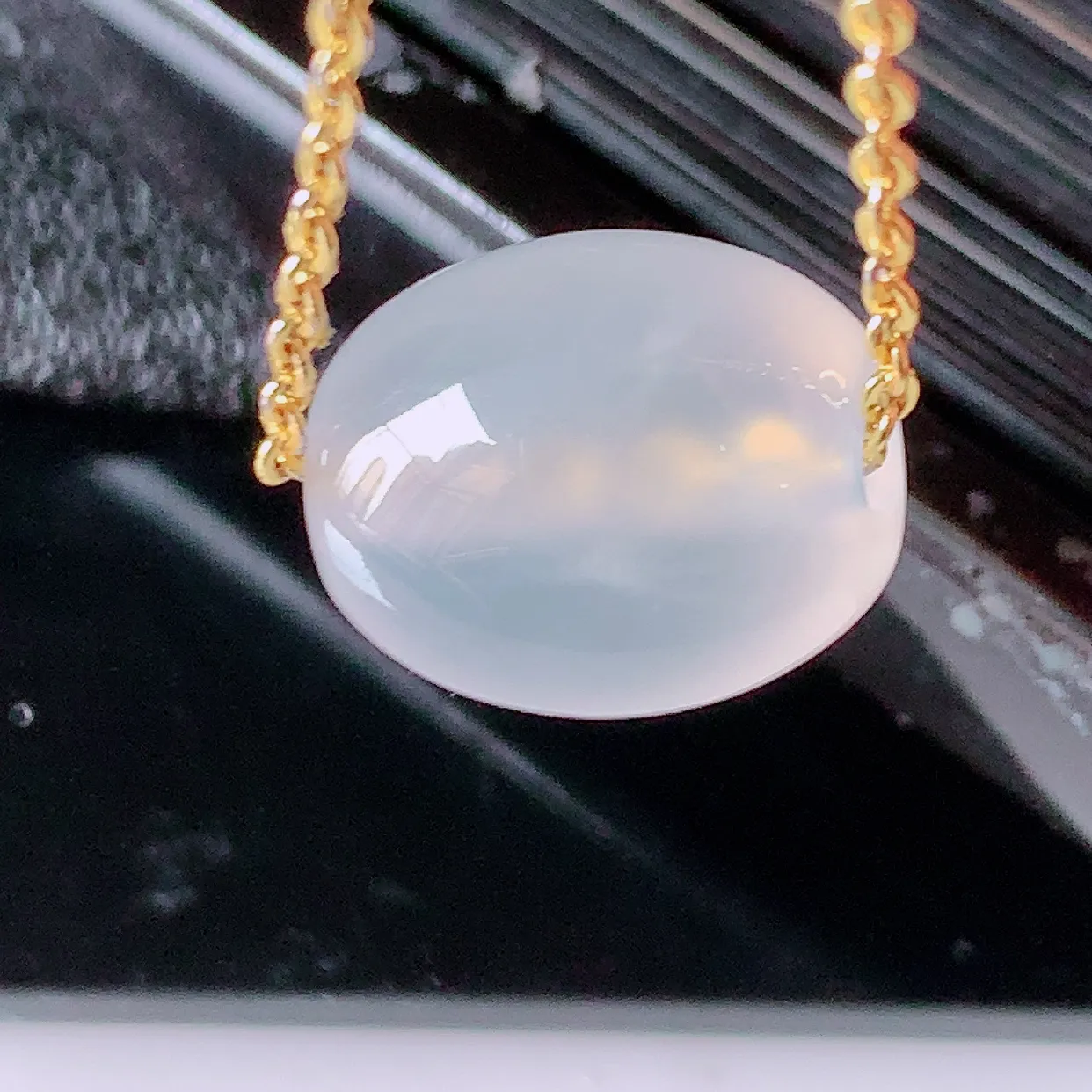 自然光实拍，冰种翡翠路路通吊坠，寓意好运连连，路路畅通，经典款式，财运滚滚，路路通，佩戴效果更好！配图银链子#94.25