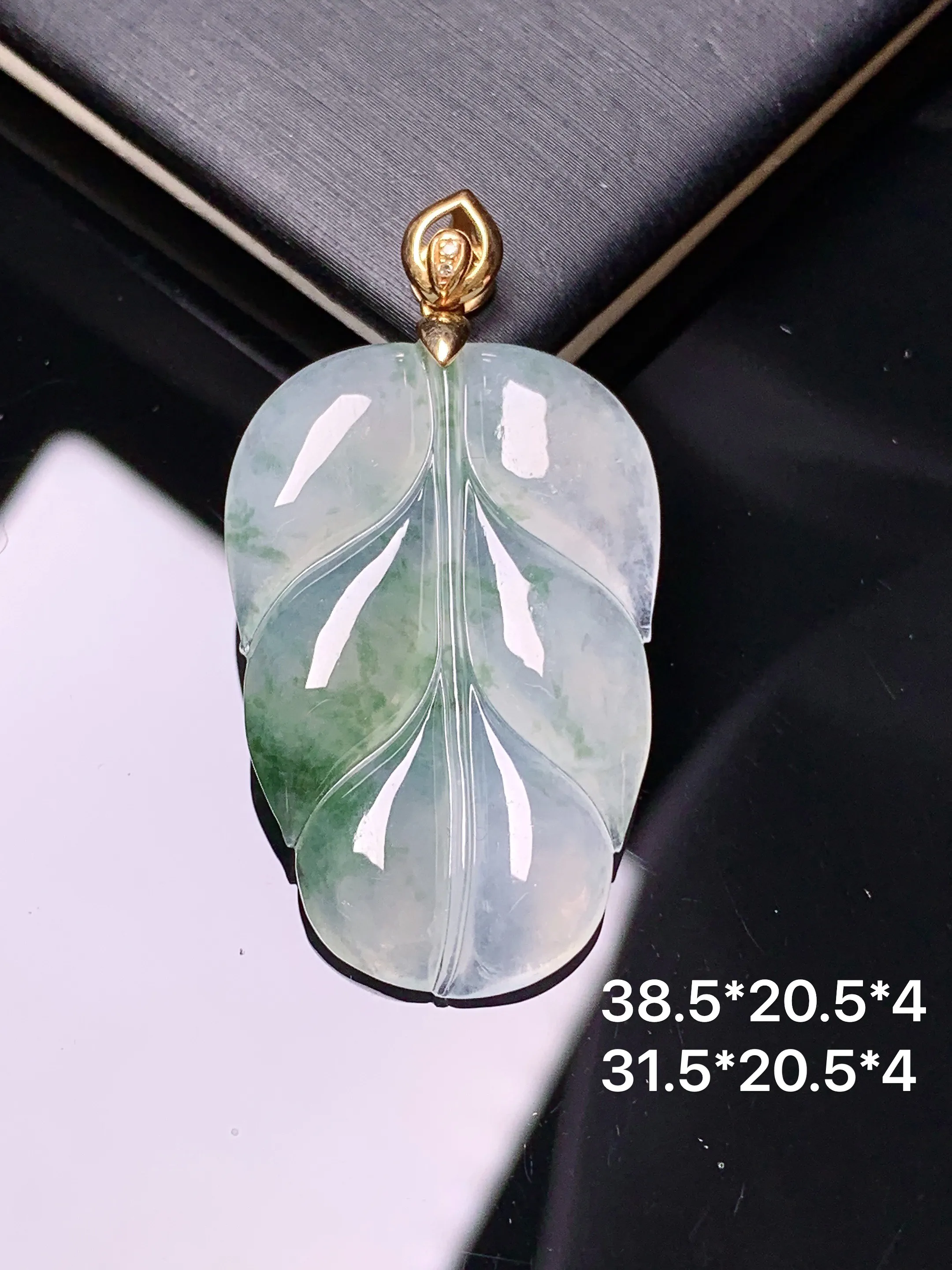 18k金镶嵌飘绿树叶吊坠 玉质细腻 色泽清新艳丽 整体尺寸38.5*20.5*4