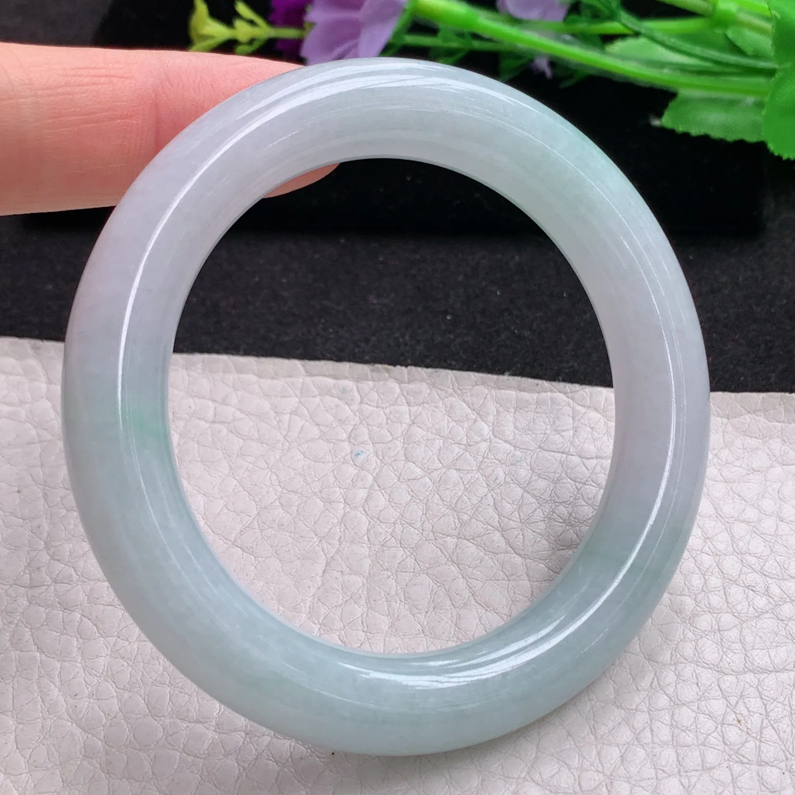 ll实拍54*10.8*10.5缅甸翡翠手镯飘绿圆条玉镯子福镯子白底青镯子