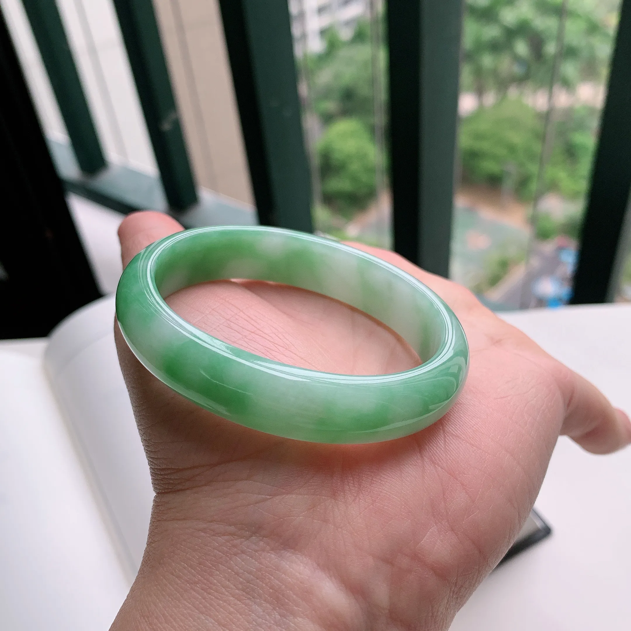 贵妃54圈口，天然A货翡翠冰糯种水润飘绿玉手镯，水润秀丽，飘花灵动，种水十足，视觉甜美可人，恰到好处的美，十分高雅耐看，条形优美，上手优雅大方。41.03