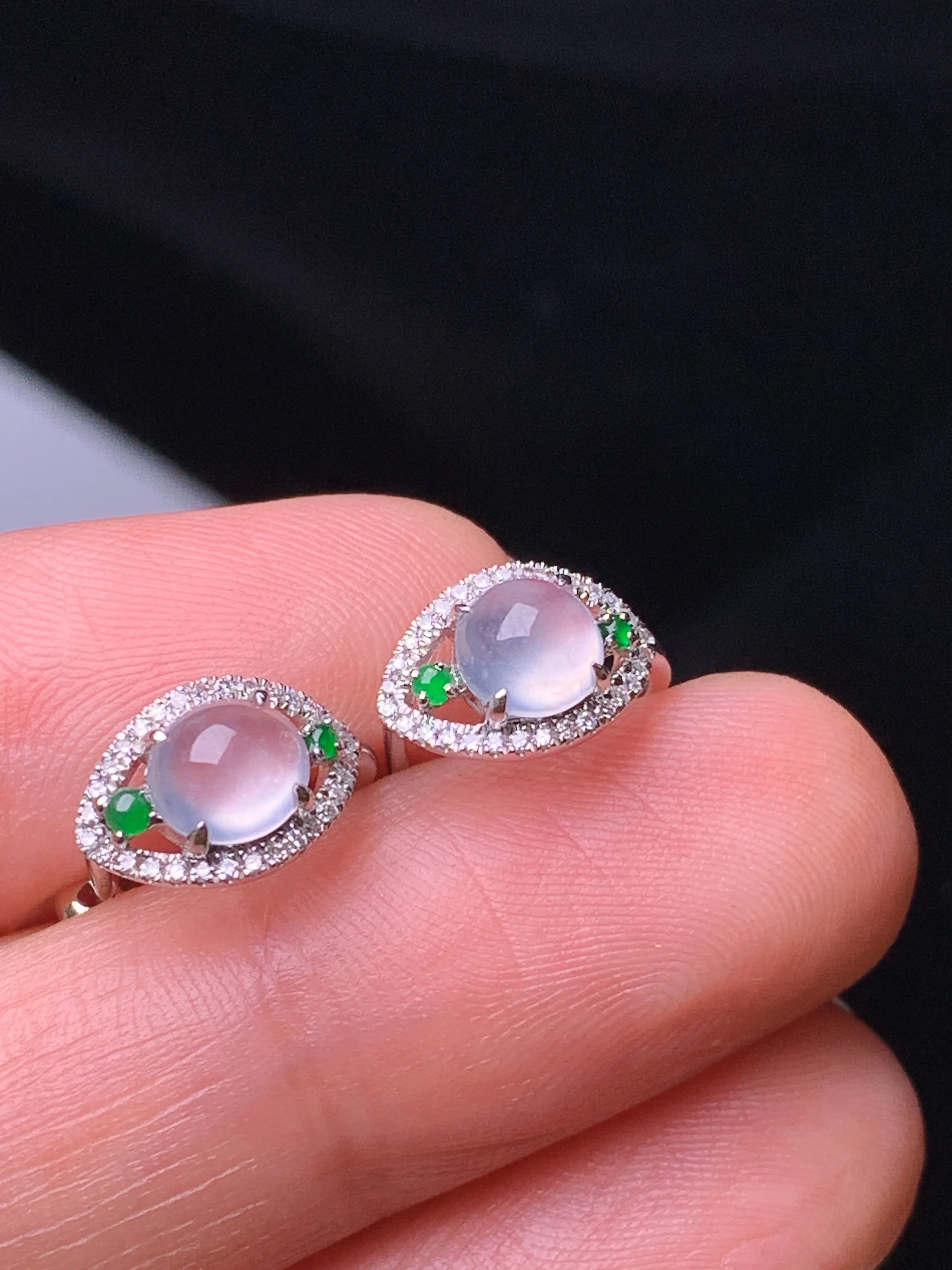 18k金钻镶嵌冰种蛋面耳钉 玉质细腻 色泽清新艳丽 整体尺寸10*7*3.7