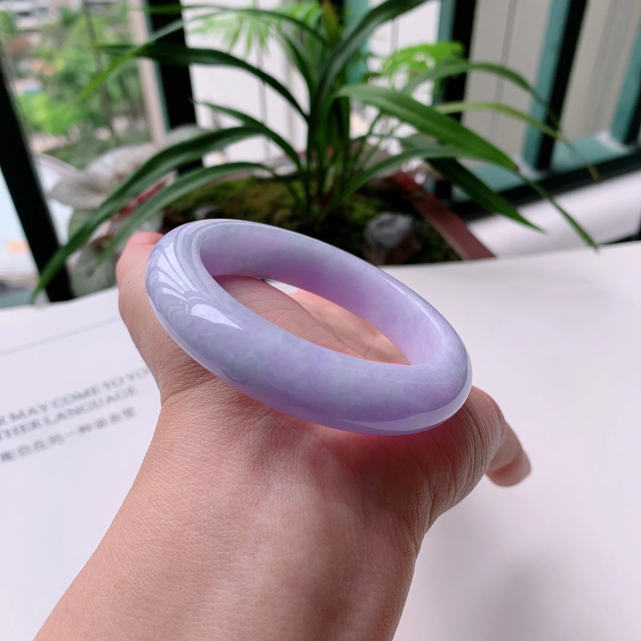 正圈52圈口，天然A货翡翠冰糯种水润紫罗兰手镯，水润秀丽，种水十足，视觉甜美可人，恰到好处的美，十