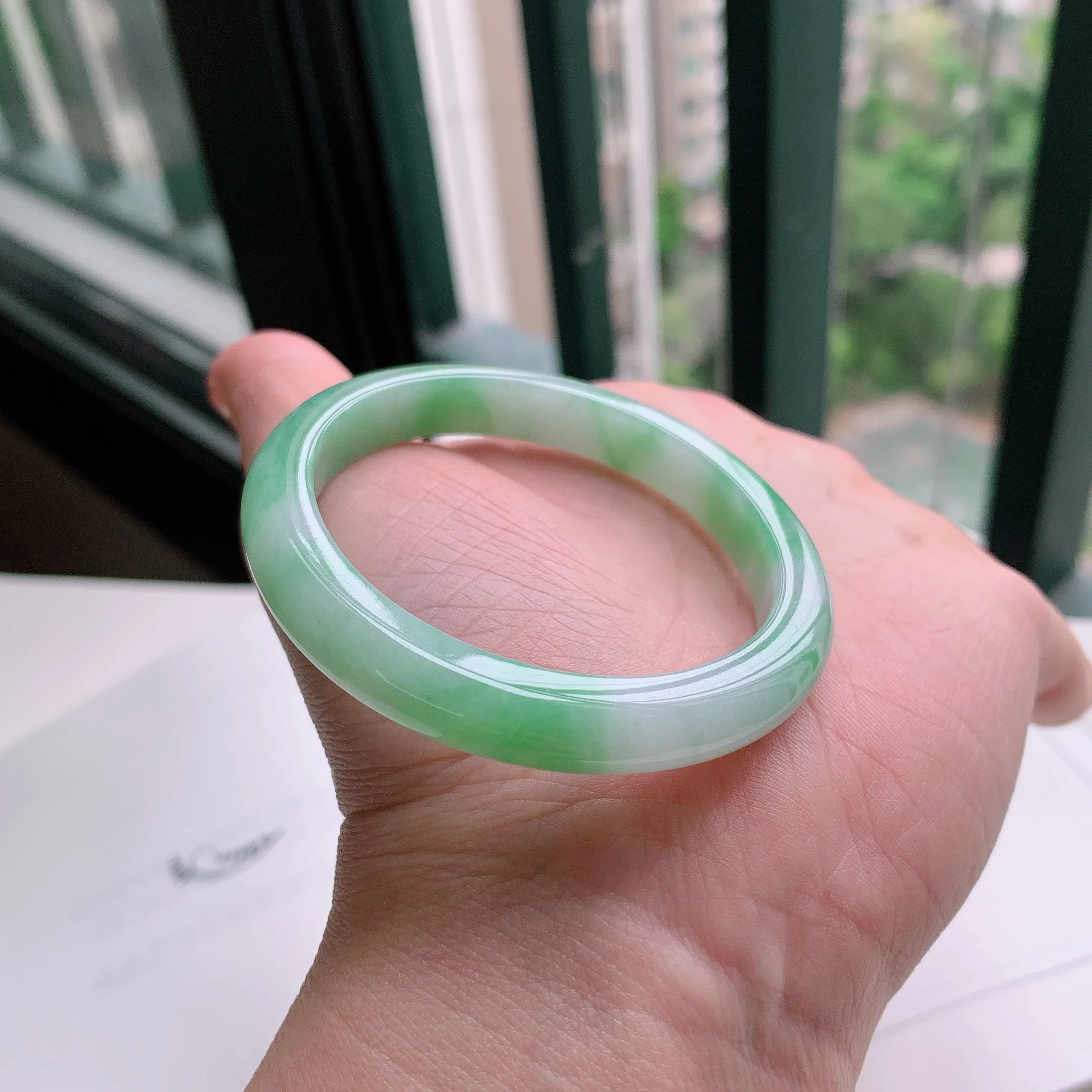 贵妃56圈口，天然A货翡翠冰糯种水润飘绿玉手镯，水润秀丽，飘花灵动，种水十足，视觉甜美可人，恰到好处的美，十分高雅耐看，条形优美，上手优雅大方。31.01