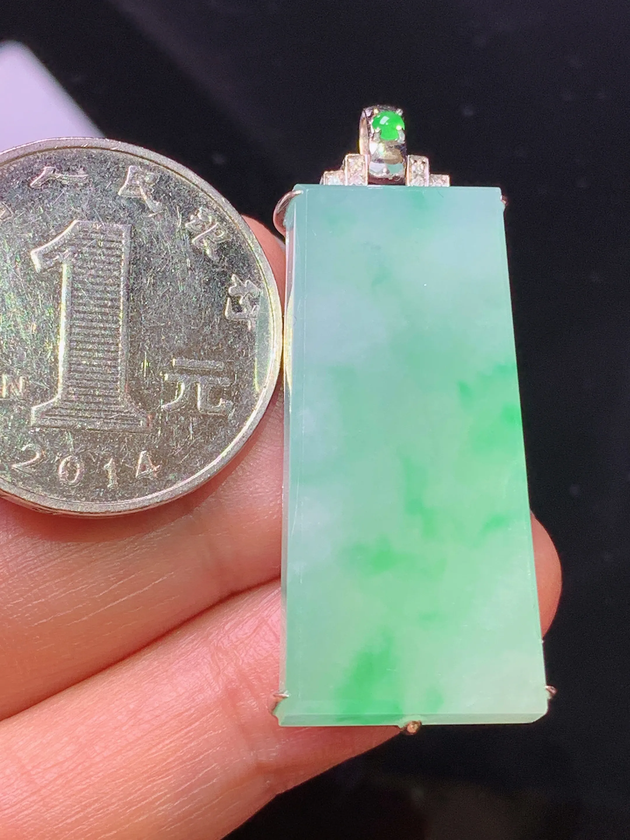 18k金钻镶嵌翠绿无事牌吊坠 玉质细腻 色泽清新艳丽 整体尺寸42.5*18*8.3