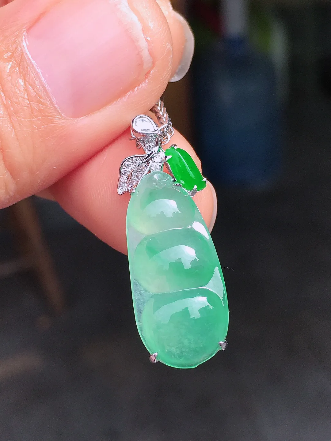 冰绿福豆吊坠，色泽均匀艳丽，玉质细腻，荧光感超
强，饱满圆润，尽显优雅气质，18k
金豪华镶嵌