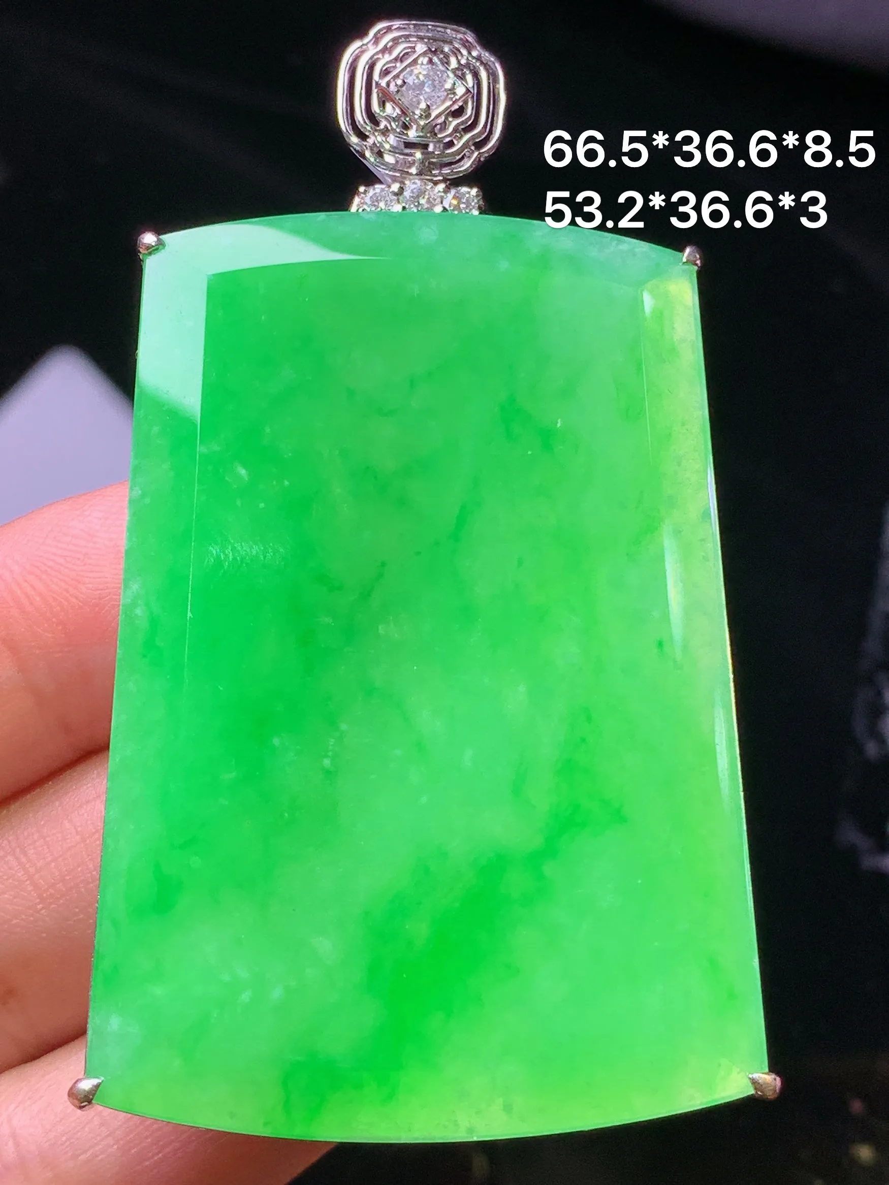 18k金镶嵌翠绿无事牌吊坠 玉质细腻 色泽清新艳丽 整体尺寸66.5*36.6*8.5