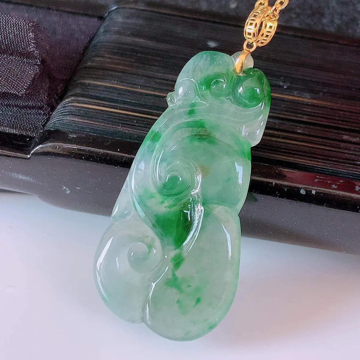 18K金镶嵌冰种飘绿翡翠如意吊坠，简单的镶嵌设计、让玉坠百搭又精致，寓意着吉祥，事事如意！#1.25