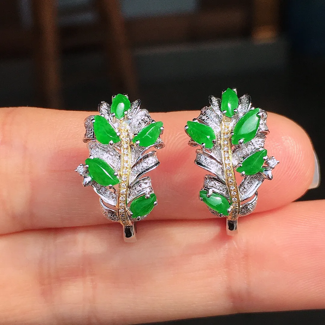 阳绿随形耳钉，色泽均匀艳丽，玉质细腻，荧光感超
强，饱满圆润，尽显优雅气质，18k
金豪华镶嵌