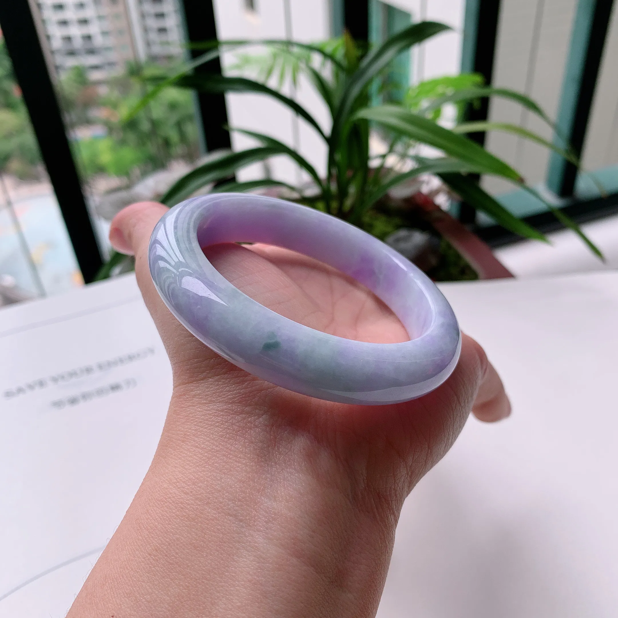 正圈58圈口，天然A货翡翠冰糯种水润飘绿玉手镯，水润秀丽，飘花灵动，种水十足，视觉甜美可人，恰到好处的美，十分高雅耐看，条形优美，上手优雅大方。70.91