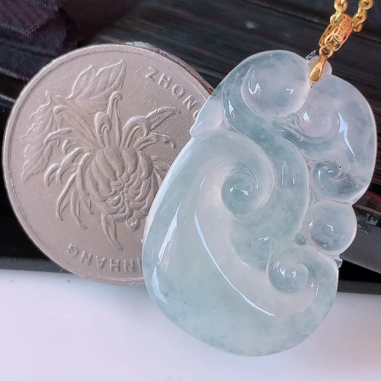 18K金镶嵌冰种翡翠如意吊坠，简单的镶嵌设计、让玉坠百搭又精致，寓意着吉祥，事事如意！#1.25