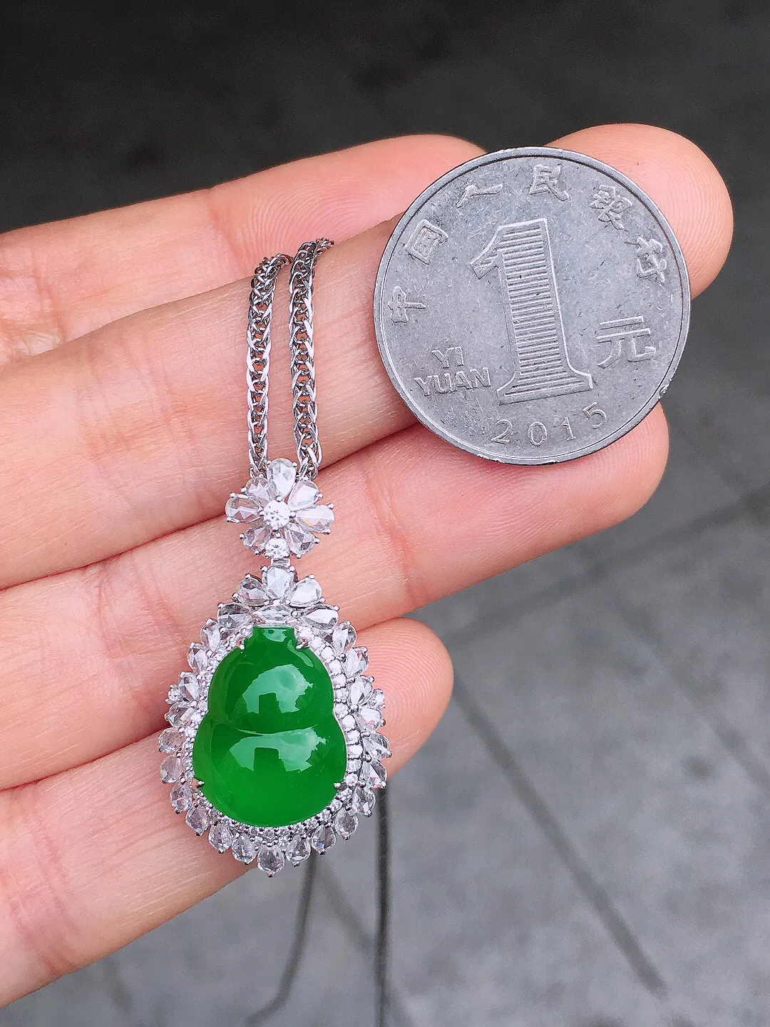 辣绿葫芦吊坠，色泽均匀艳丽，玉质细腻，荧光感超
强，饱满圆润，尽显优雅气质，18k
金豪华镶嵌