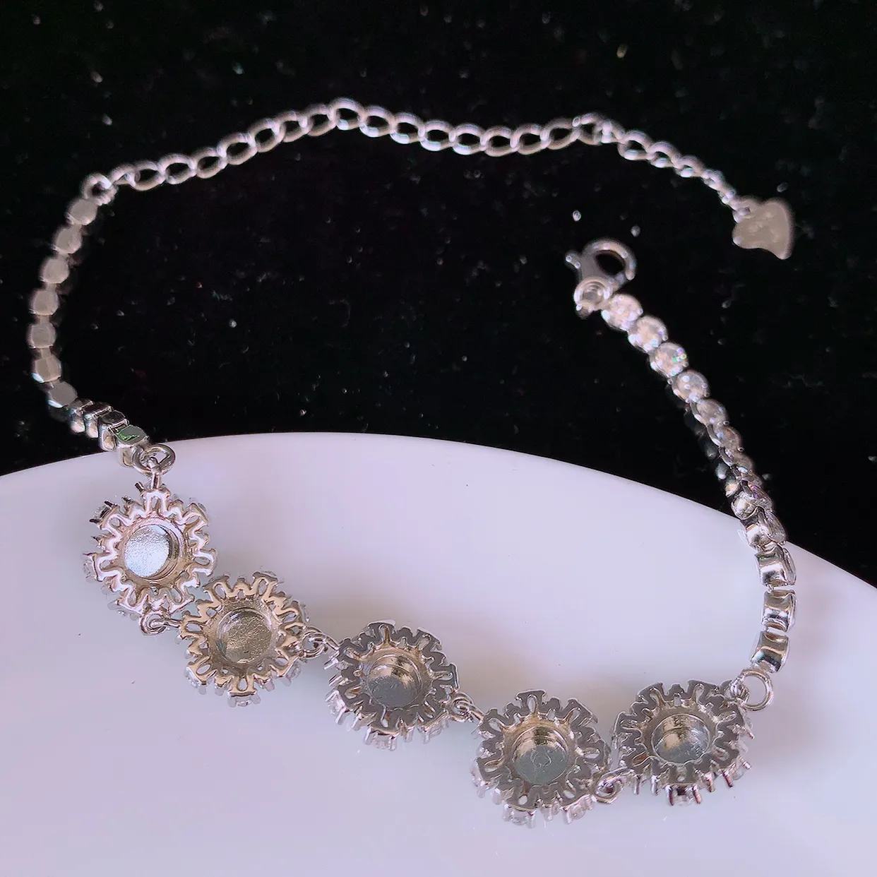 冰透满绿翡翠925银镶嵌手链，自然光实拍，翠色灵动，颜色漂亮，种老水足，品相佳，佩戴佳品！#97.25取一整体13/9.5/5裸石5.2*5.2