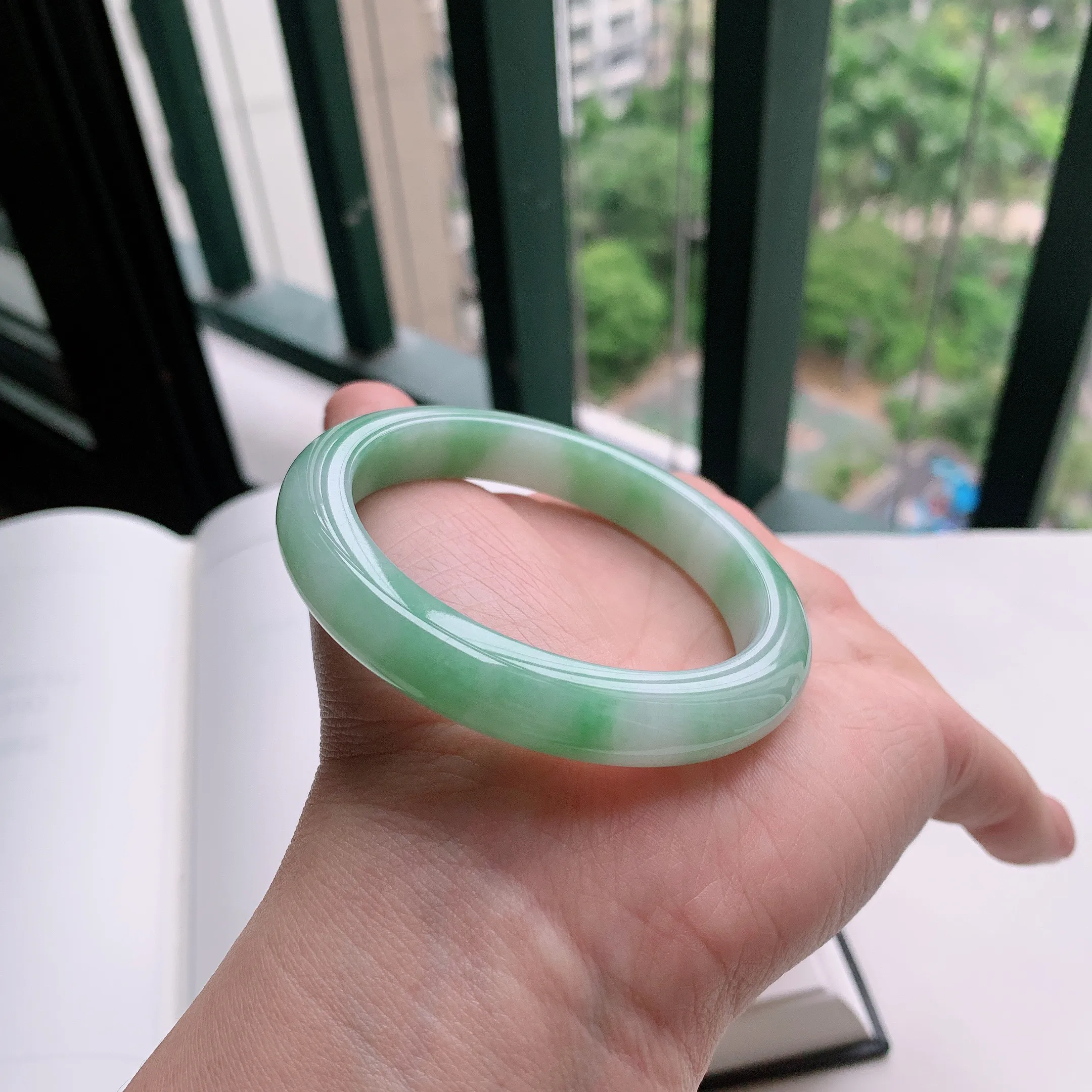 正圈55圈口，天然A货翡翠冰糯种水润飘绿玉手镯，水润秀丽，飘花灵动，种水十足，视觉甜美可人，恰到好处的美，十分高雅耐看，条形优美，上手优雅大方。46.47