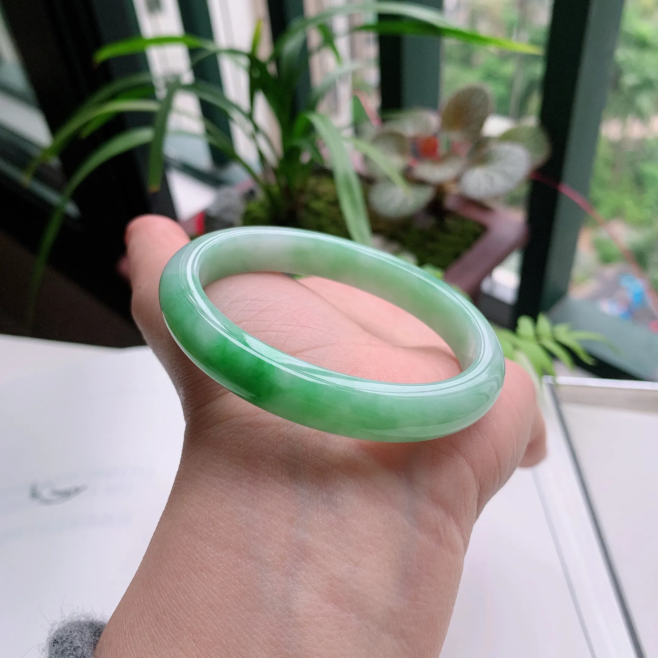 贵妃53圈口，天然A货翡翠冰糯种水润飘绿玉手镯，水润秀丽，飘花灵动，种水十足，视觉甜美可人，恰到好处的美，十分高雅耐看，条形优美，上手优雅大方。33.99