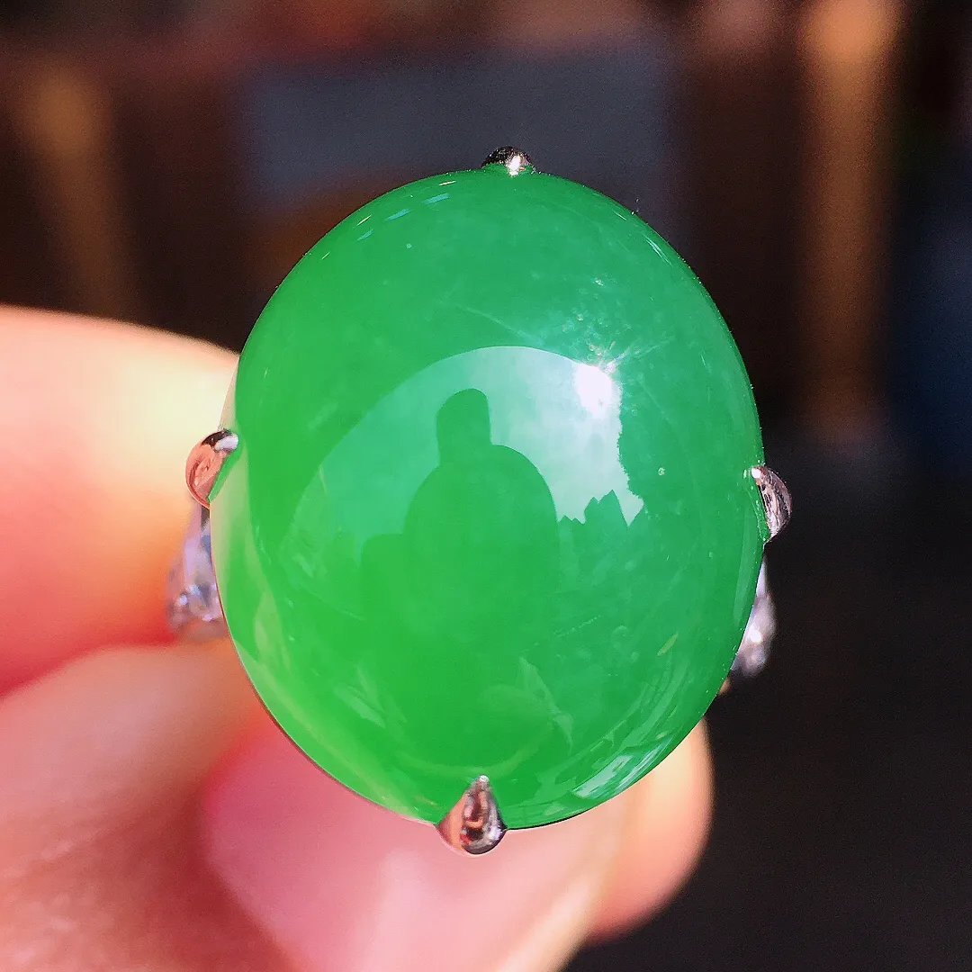 阳绿蛋面戒指，色泽均匀艳丽，玉质细腻，荧光感超
强，饱满圆润，尽显优雅气质，18k
金豪华镶嵌