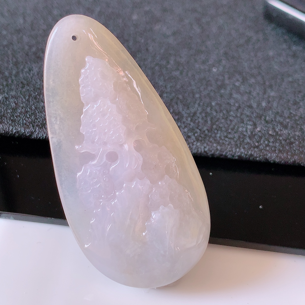 自然光实拍，冰黄翡翡翠山水牌吊坠，立体生动形象，山水素材布局合理，意境感佳，佩戴上身效果更高贵 #60.25