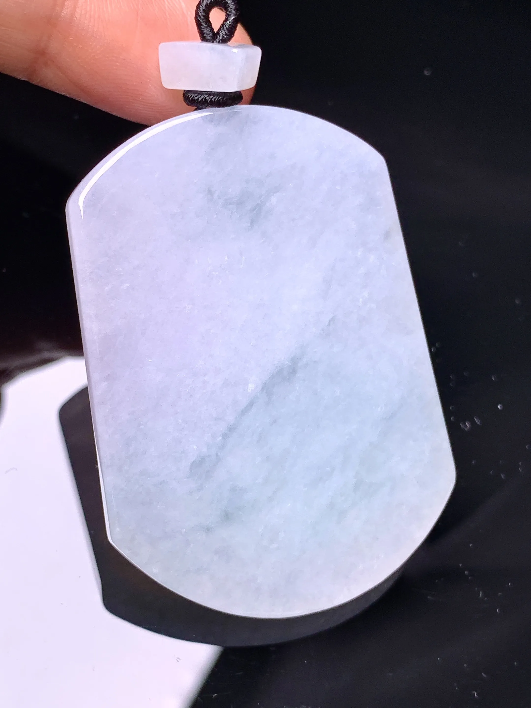 冰种飘花无事牌吊坠 玉质细腻 色泽清新艳丽 整体尺寸51.6*36.8*5.5