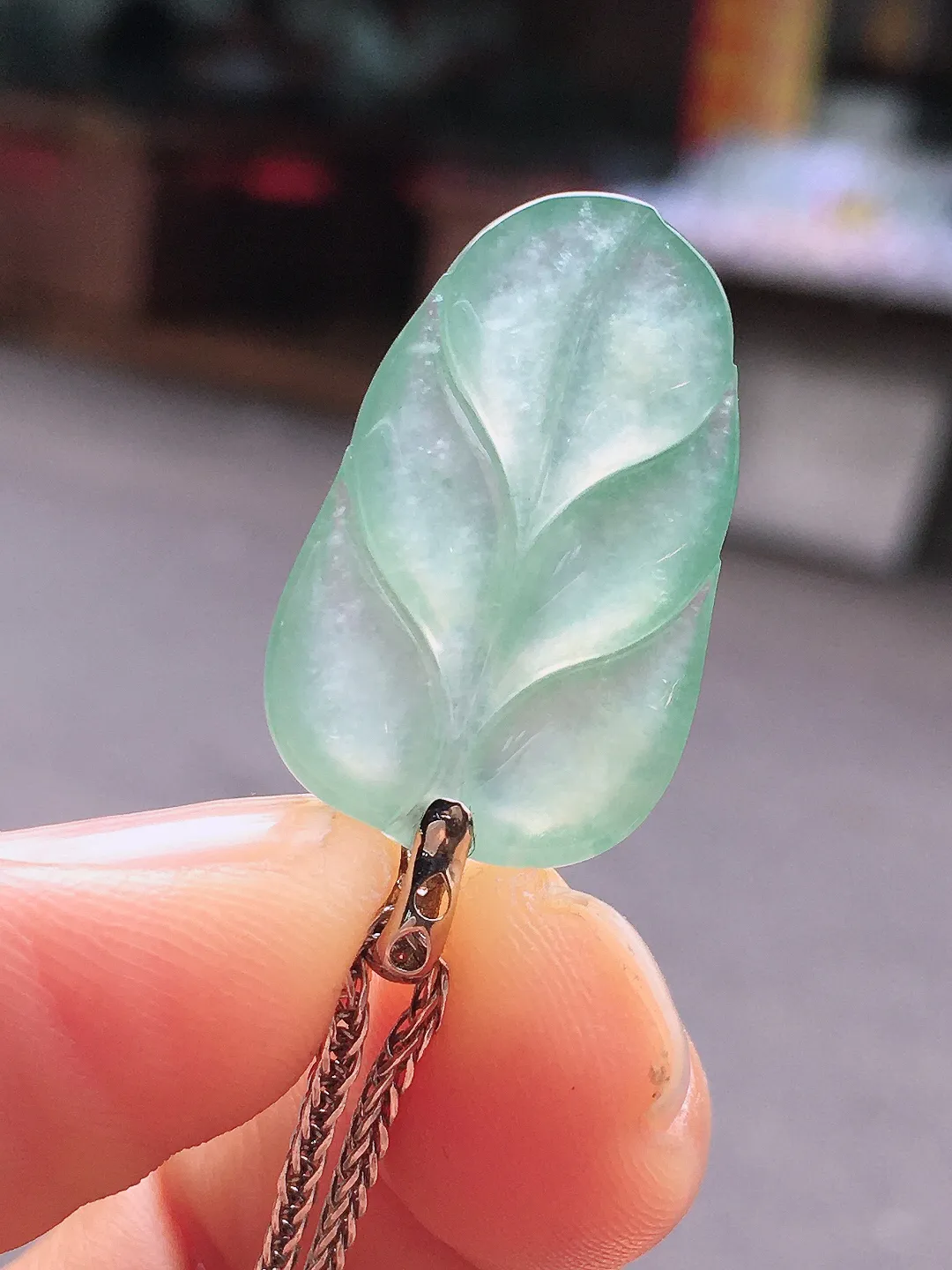 冰种玉叶吊坠，玉质细腻，荧光感超
强，饱满圆润，尽显优雅气质，18k
金豪华镶嵌