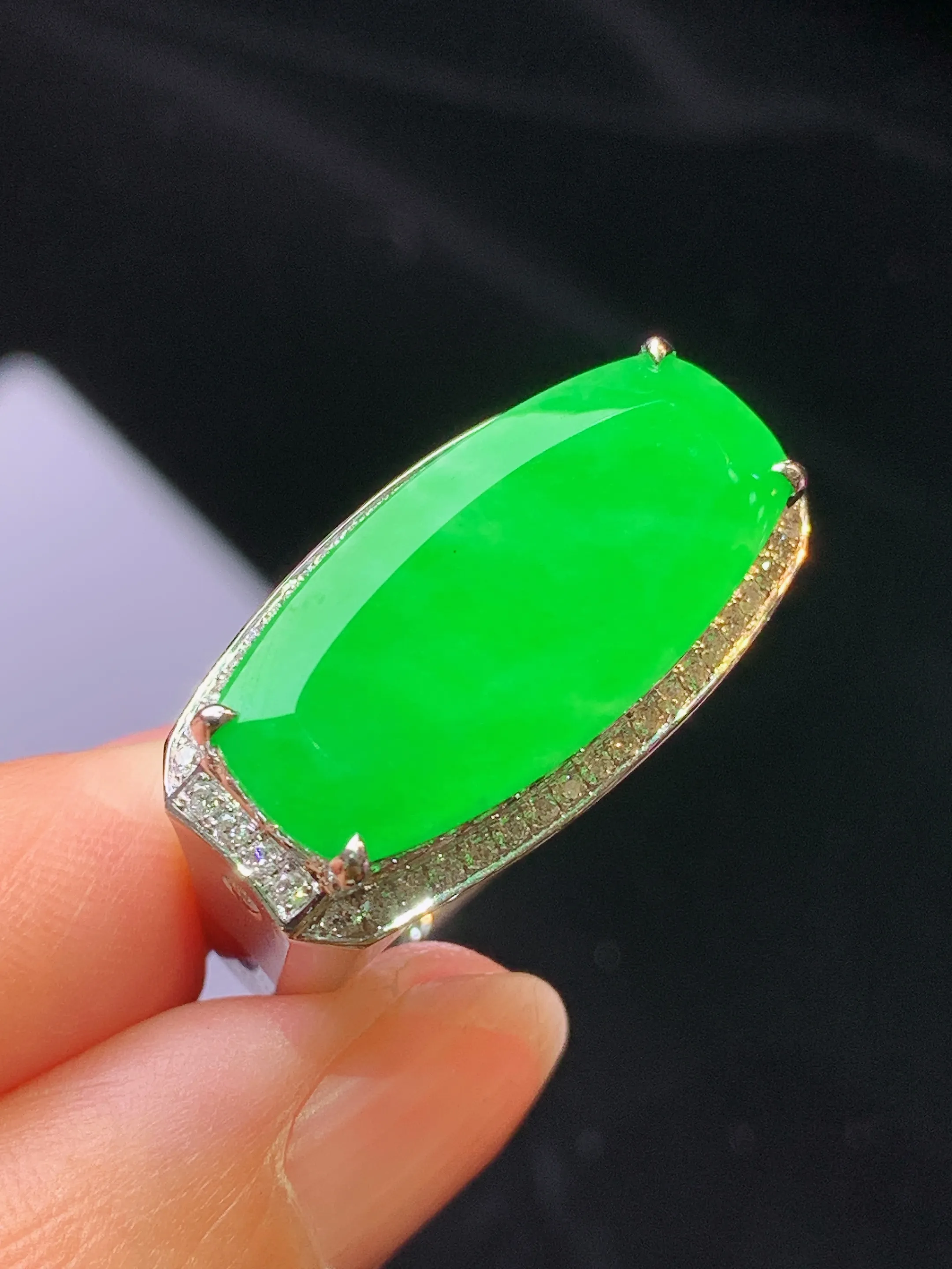18k金钻镶嵌翠绿马鞍戒指 玉质细腻 色泽清新艳丽 圈口20 裸石尺寸11.2*23.5*2