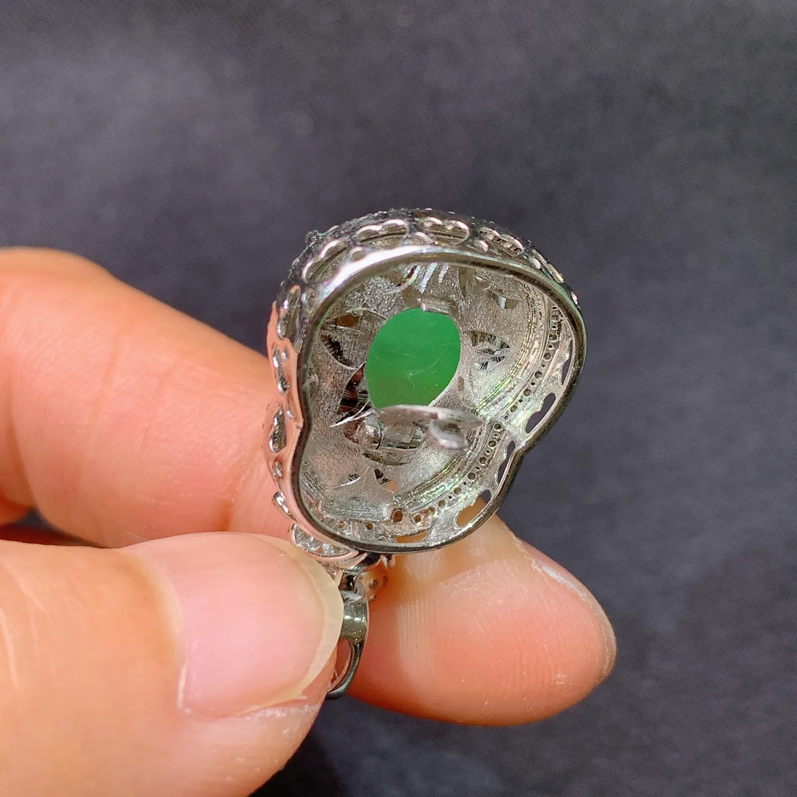 翠绿葫芦吊坠，18k金镶嵌，冰润色阳，玉质细腻，种水足，Lp 尺寸28.7*15.8*10.9