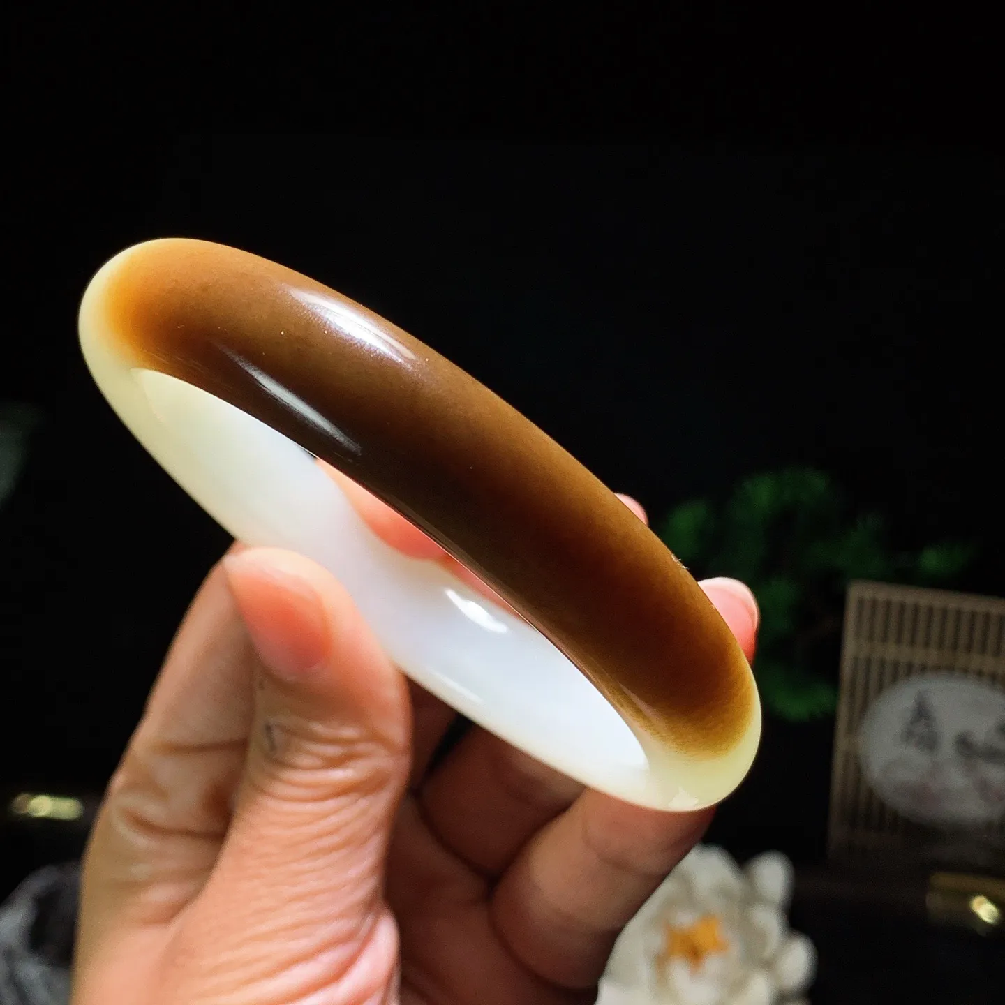 62圈口 新疆和田玉羊脂白且末糖手镯 且末糖半山半水手镯 62圈口条宽12厚9重66.7克。玉质细腻油润。手推出油。佩戴高端典雅。lt260129