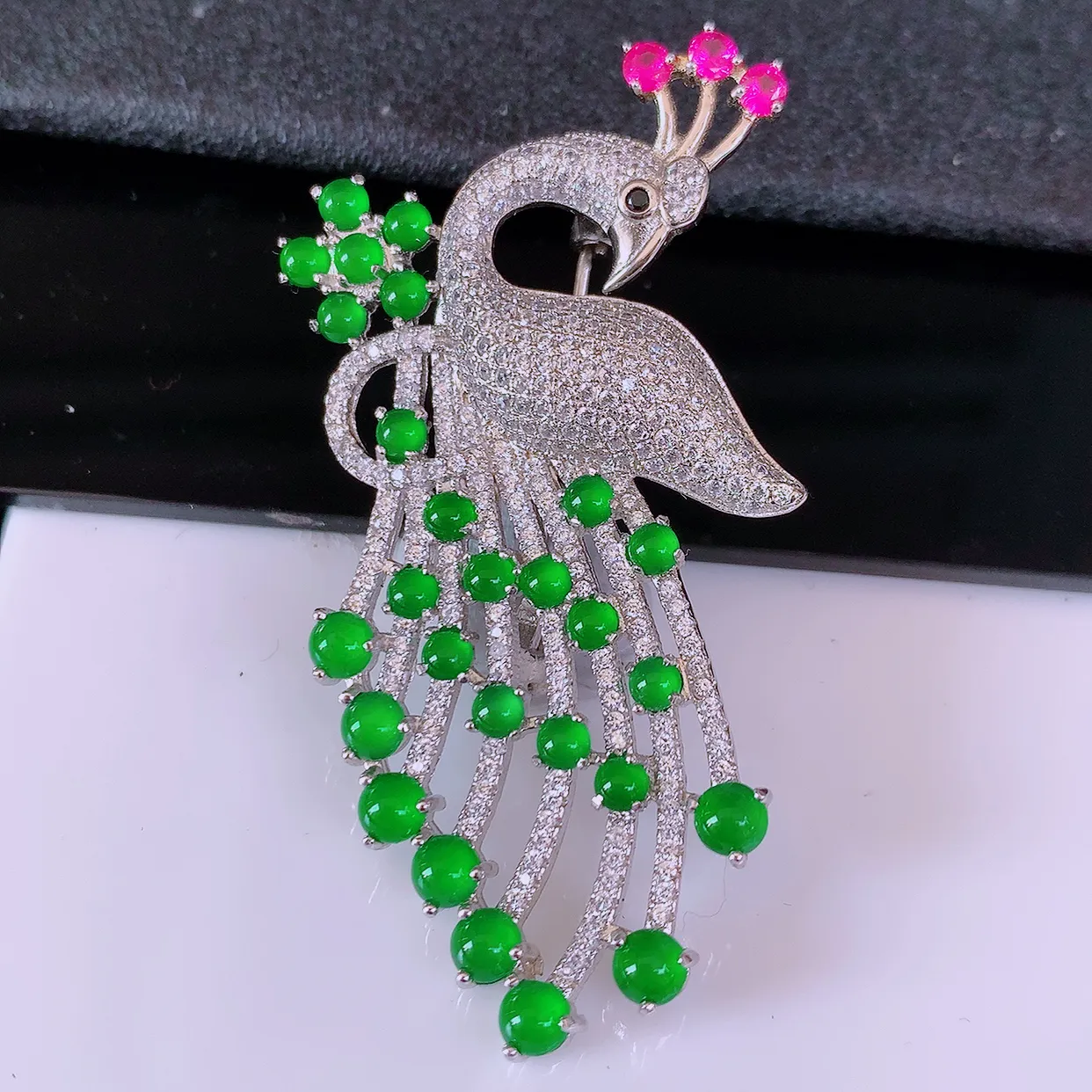 冰透满绿翡翠925银镶嵌胸针，自然光实拍，翠色灵动，颜色漂亮，种老水足，品相佳，佩戴佳品！#97.25整体48.5*29*11裸3.8*3.8