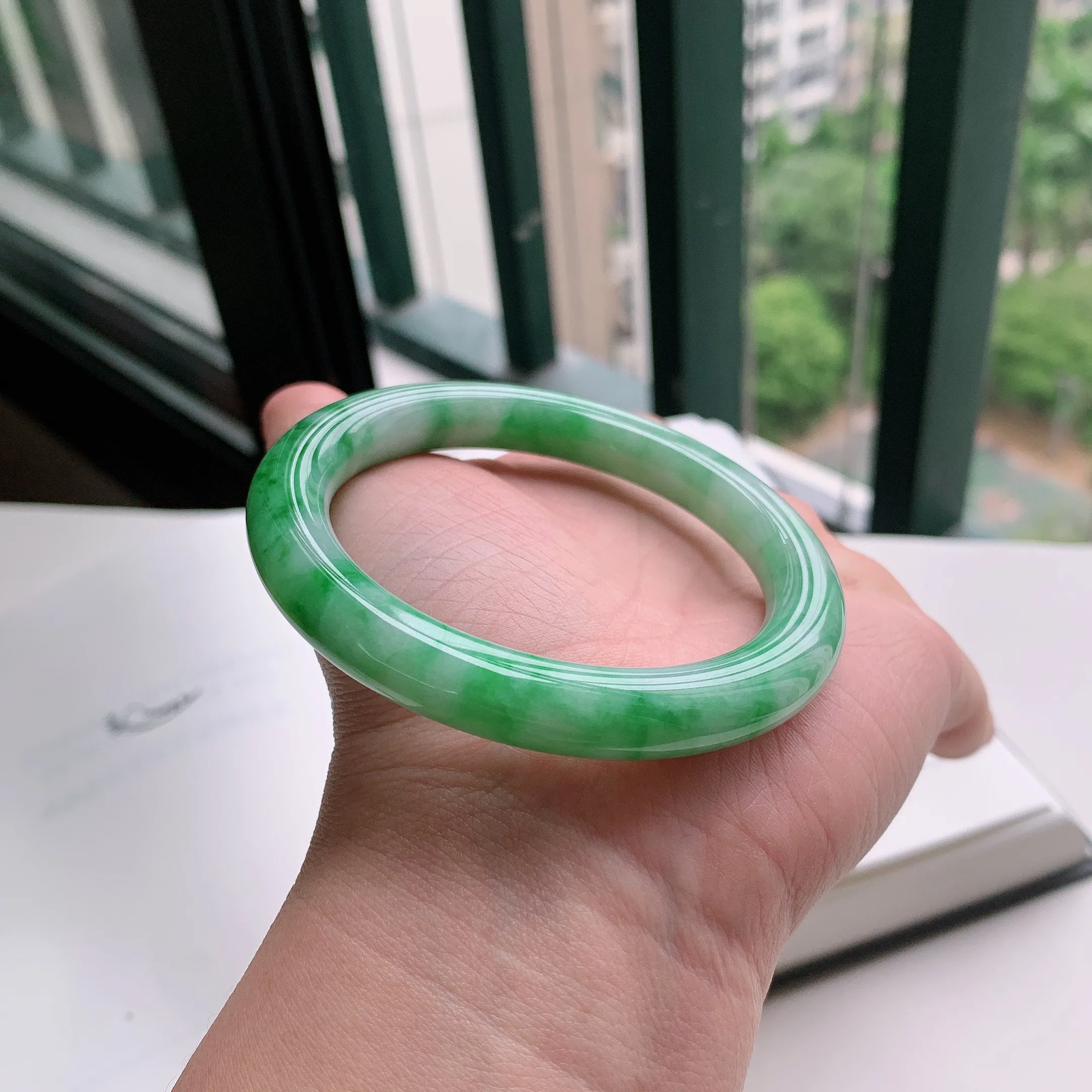 圆条55圈口，天然A货翡翠冰糯种水润飘绿玉手镯，水润秀丽，飘花灵动，种水十足，视觉甜美可人，恰到好处的美，十分高雅耐看，条形优美，上手优雅大方。49.63