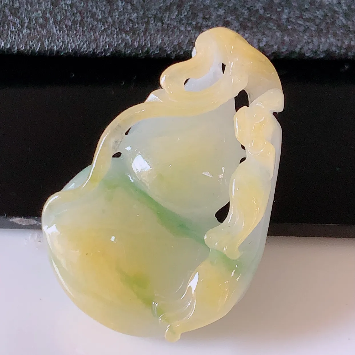 自然光实拍，冰润黄加绿翡翠葫芦吊坠，葫芦寓意福禄双全，财源滚滚，饱满，清新脱俗，佩戴效果优雅迷人！#60.25