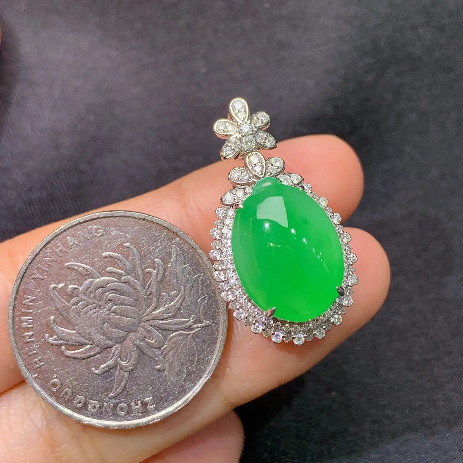 阳绿福瓜吊坠，18k金镶嵌，冰润色阳，玉质细腻，种水足，Lp 尺寸27.7*15.7*13.2