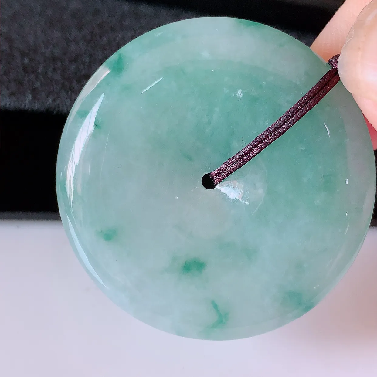 自然光实拍，冰润飘花翡翠平安扣吊坠，翠色灵动，佩戴效果时尚出众，尽显气质，玉质细腻，美感十足。#05