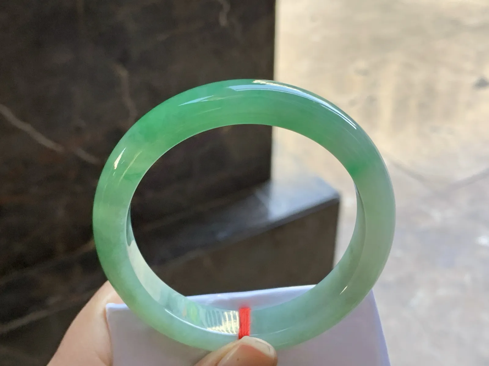 57-12.6-8.5

浓绿色手镯^_^鲜艳 玉质温润