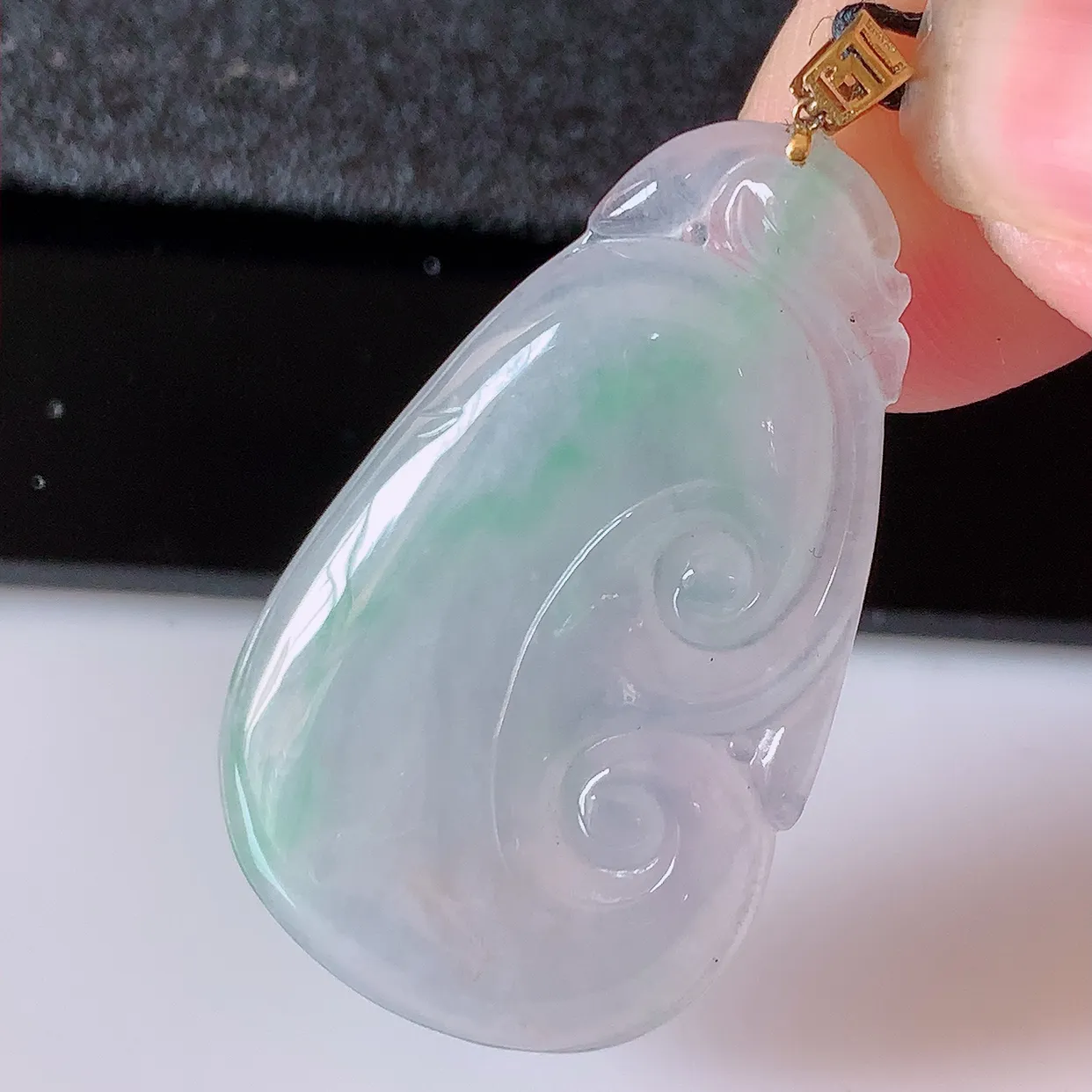 18K金镶嵌冰种飘绿翡翠如意吊坠，简单的镶嵌设计、让玉坠百搭又精致，寓意着吉祥，事事如意！#41.25整体42裸石37.5-22-4.5