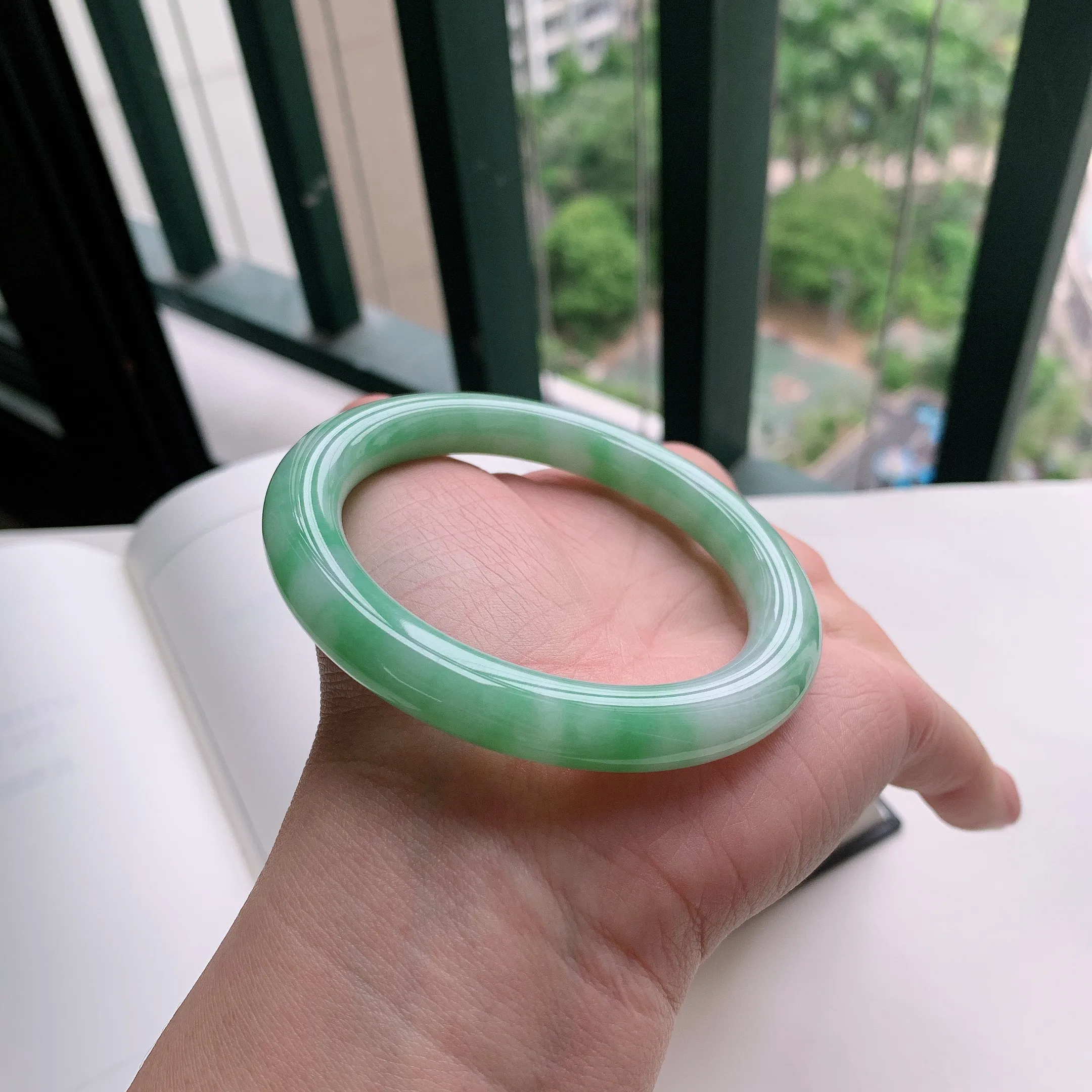 圆条57圈口，天然A货翡翠冰糯种水润飘绿玉手镯，水润秀丽，飘花灵动，种水十足，视觉甜美可人，恰到好处的美，十分高雅耐看，条形优美，上手优雅大方。54.19
