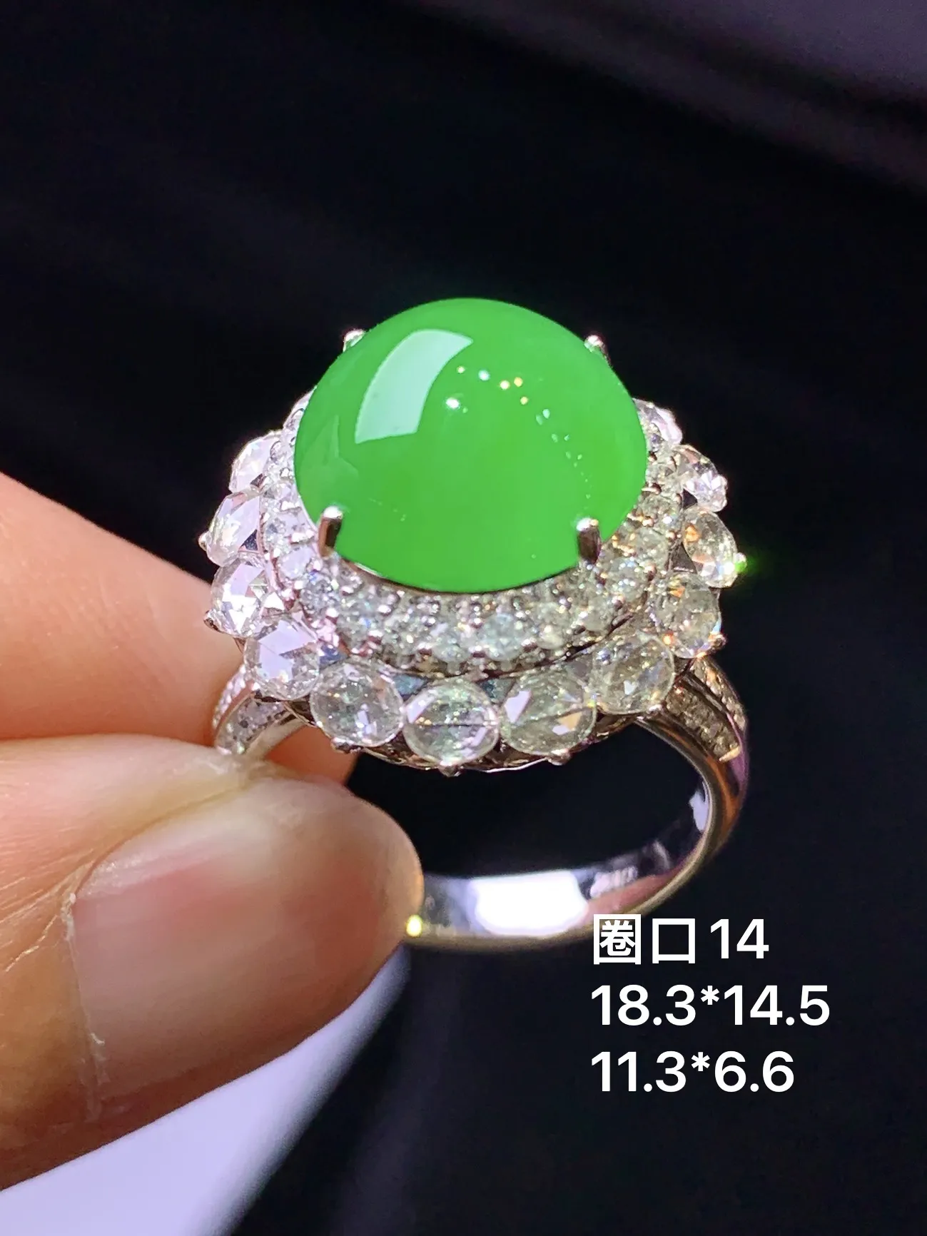 18k金钻镶嵌满绿蛋面戒指 玉质细腻 色泽清新艳丽 圈口14 整体尺寸18.3*14.5