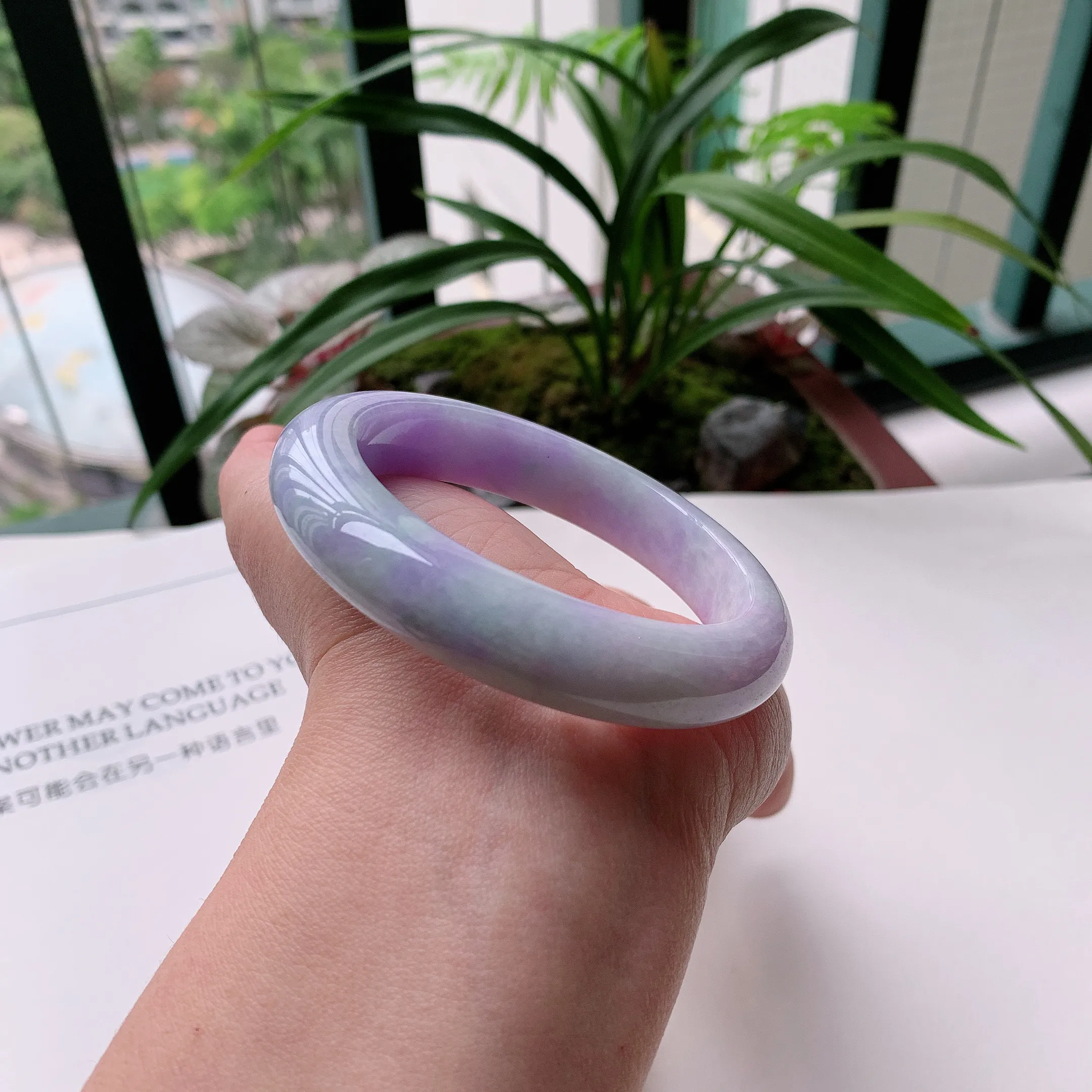 正圈57圈口，天然A货翡翠冰糯种水润飘绿玉手镯，水润秀丽，飘花灵动，种水十足，视觉甜美可人，恰到好处的美，十分高雅耐看，条形优美，上手优雅大方。65.53