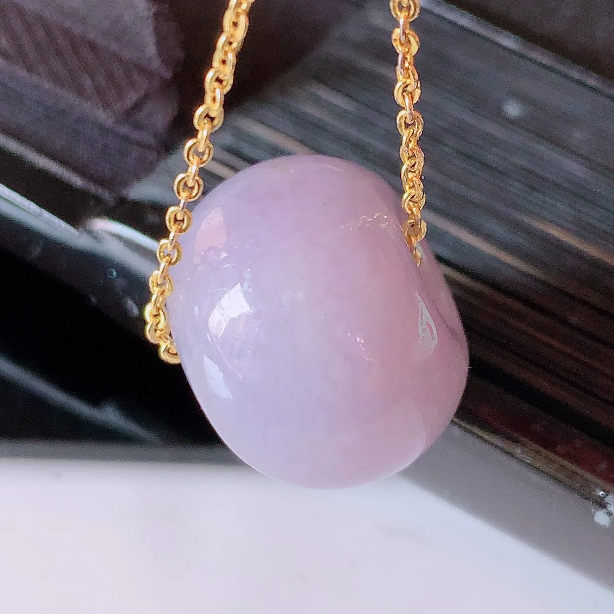 自然光实拍，冰润紫罗兰翡翠路路通吊坠，寓意时来运转、财源滚滚，款式新颖时尚，日常百搭的款！配图银链#05.25