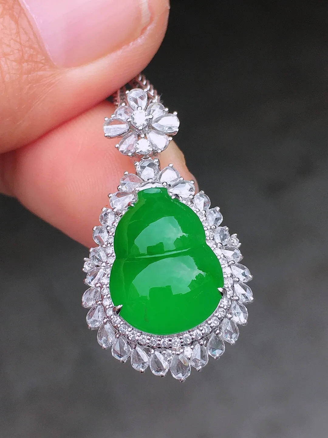 辣绿葫芦吊坠，色泽均匀艳丽，玉质细腻，荧光感超
强，饱满圆润，尽显优雅气质，18k
金豪华镶嵌