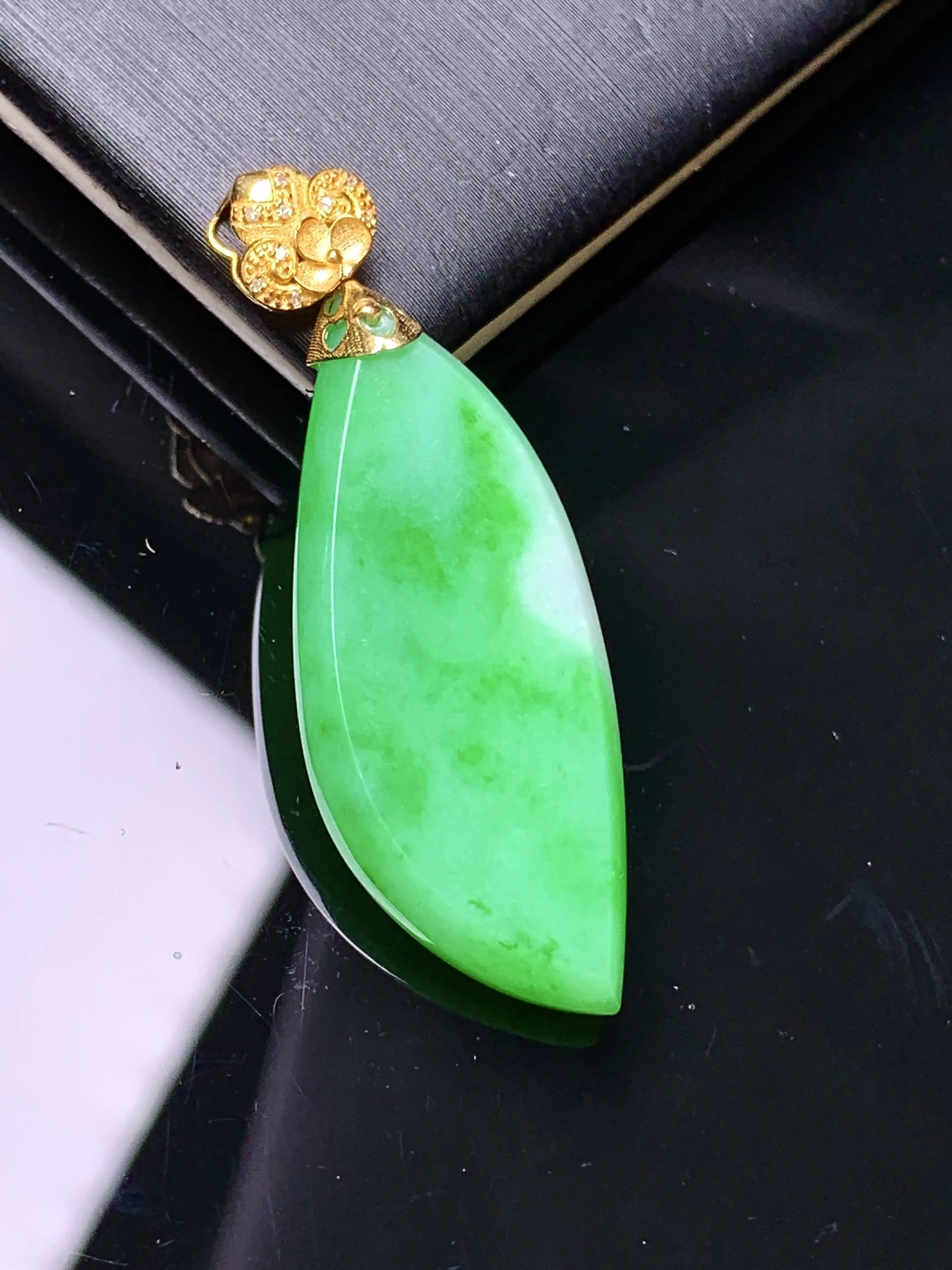 18k金镶嵌翠绿随形吊坠 玉质细腻 色泽清新艳丽 整体尺寸38.5*12.8*5.3