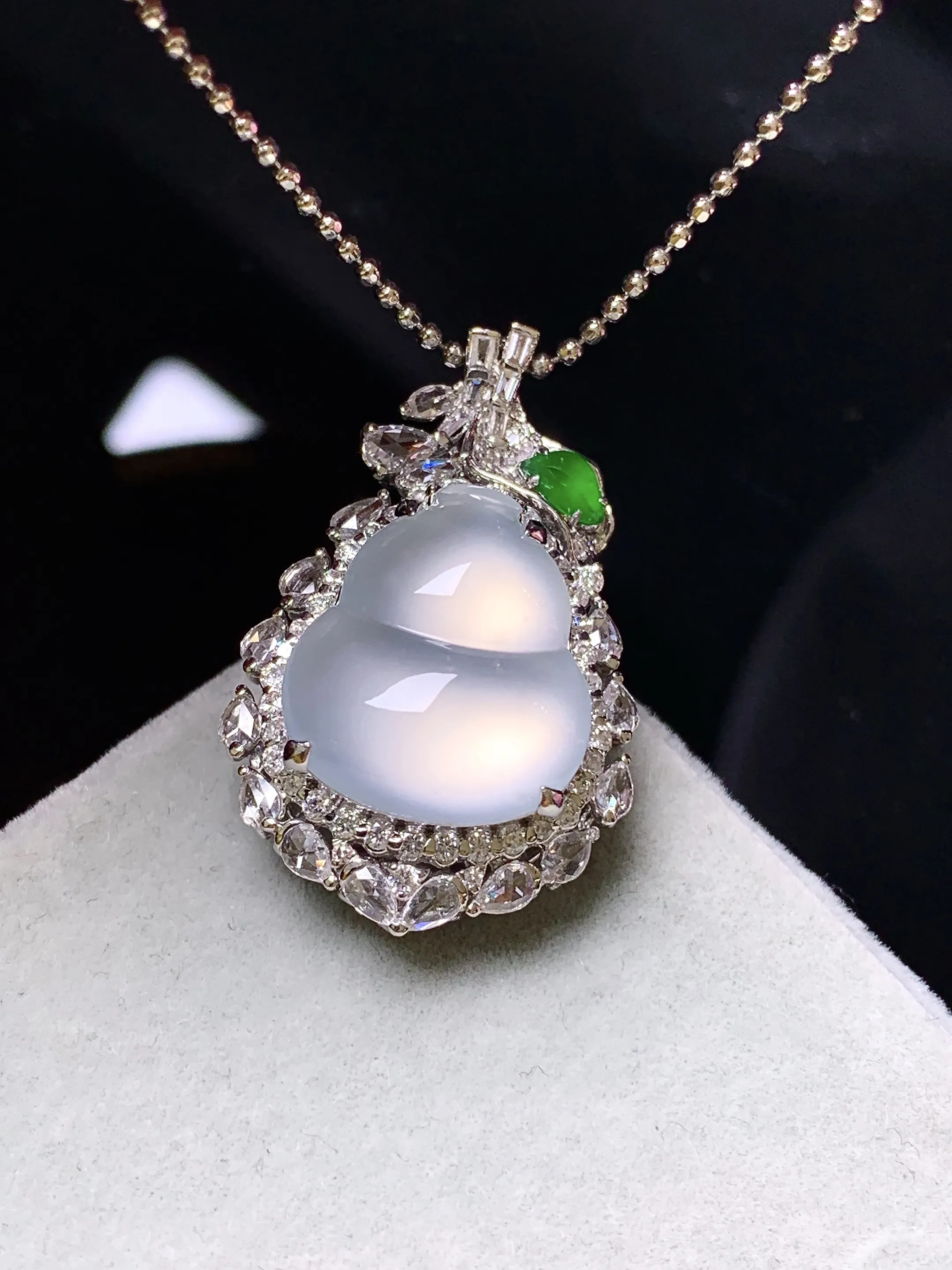 18k金钻镶嵌玻璃种四季豆吊坠 玉质细腻 色泽清新艳丽 整体尺寸29.2*18.6*12