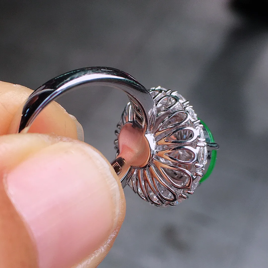 阳绿蛋面戒指，色泽均匀艳丽，玉质细腻，荧光感超
强，饱满圆润，尽显优雅气质，18k
金豪华镶嵌