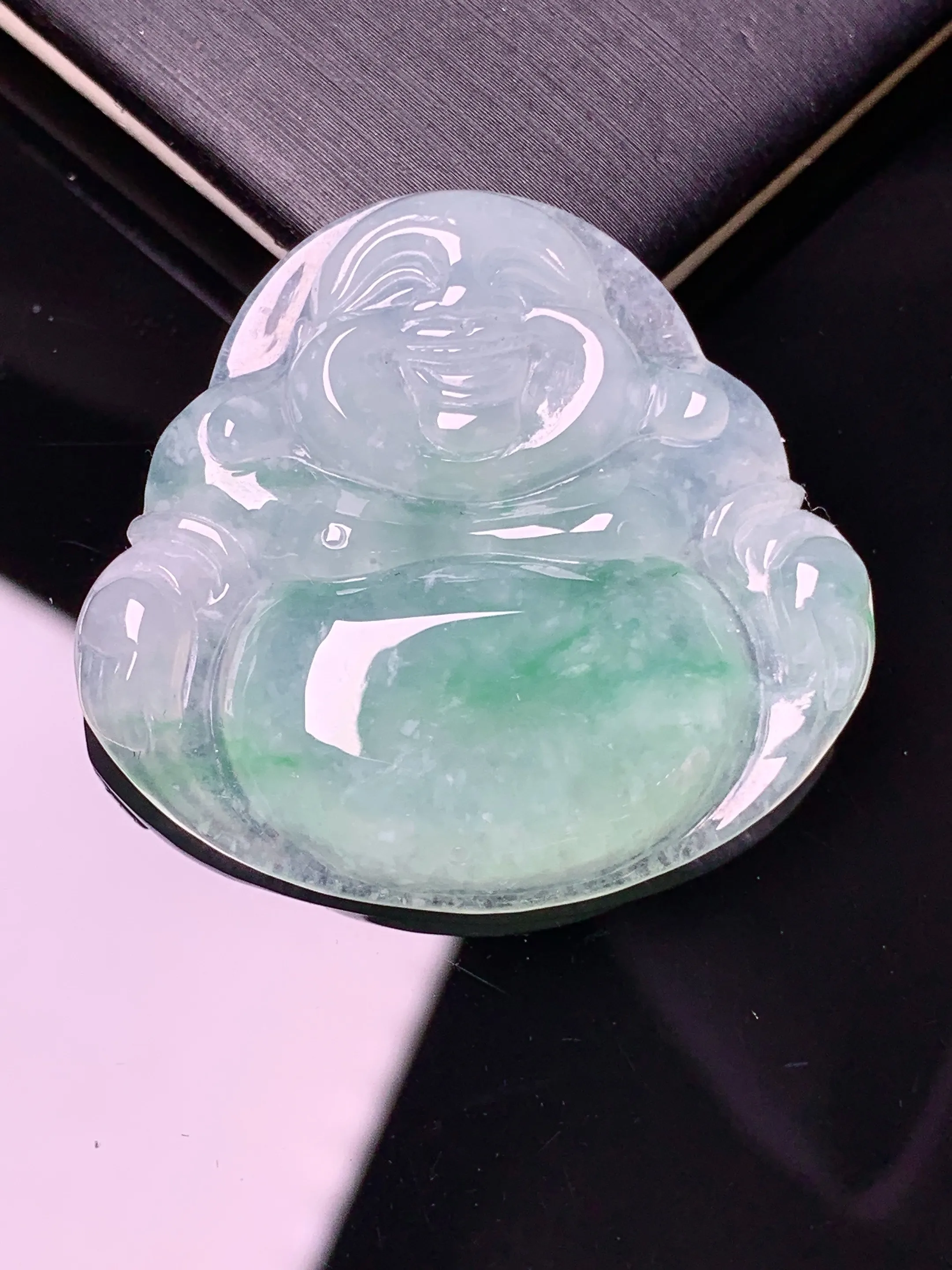 冰种飘绿佛公吊坠 玉质细腻 色泽清新艳丽 整体尺寸33.6*36*6